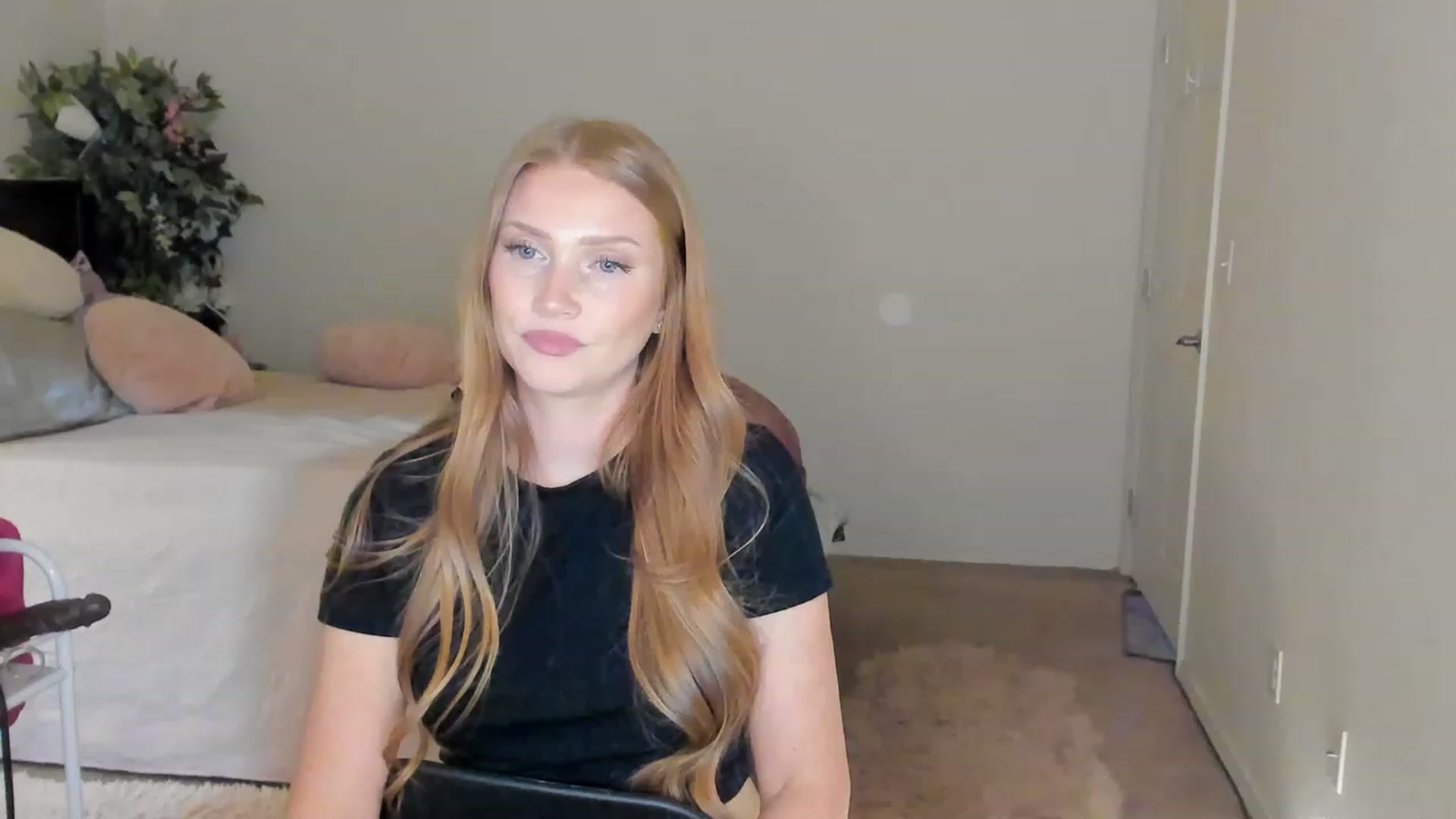 Gallery image thumbnail from Freckld_Cutie's myfreecams stream on, 02/02/2023, 24:15 image 15 of 20
