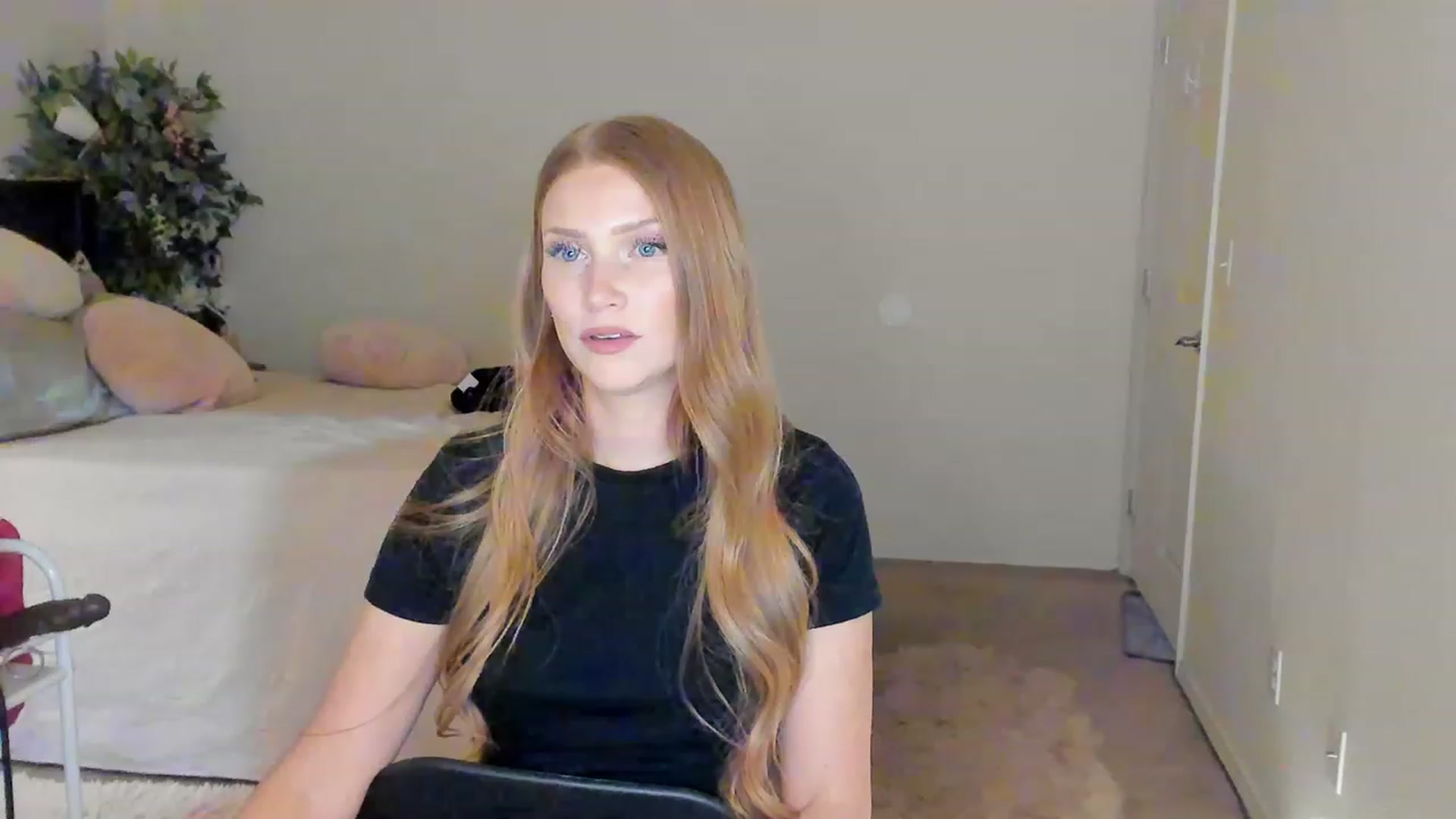 Gallery image thumbnail from Freckld_Cutie's myfreecams stream on, 02/02/2023, 24:15 image 10 of 20