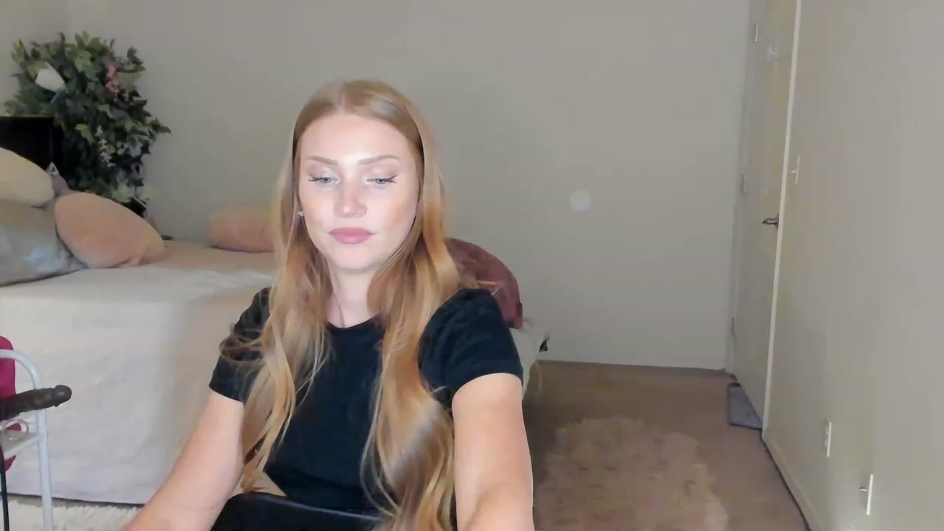Gallery image thumbnail from Freckld_Cutie's myfreecams stream on, 02/02/2023, 24:15 image 11 of 20