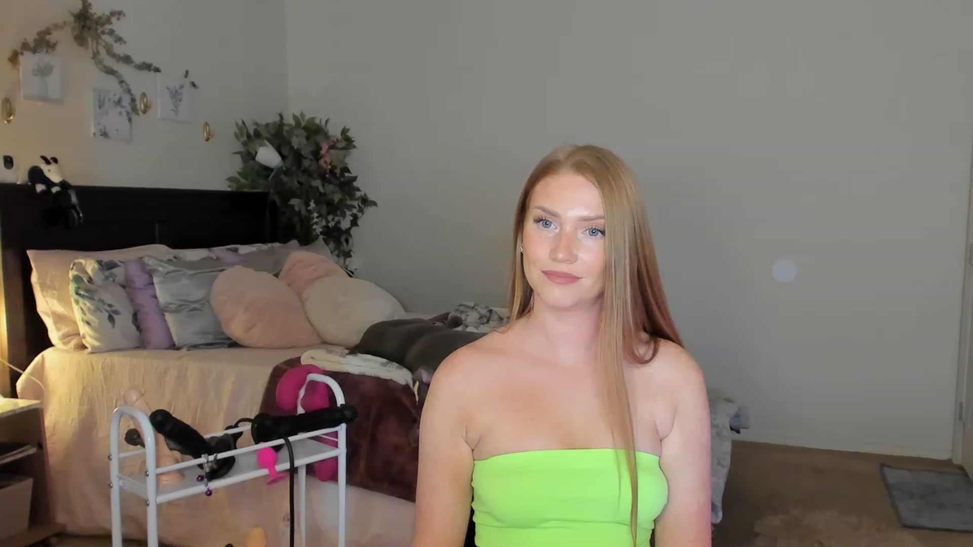 Gallery image thumbnail from Freckld_Cutie's myfreecams stream on, 02/07/2023, 20:18 image 16 of 20