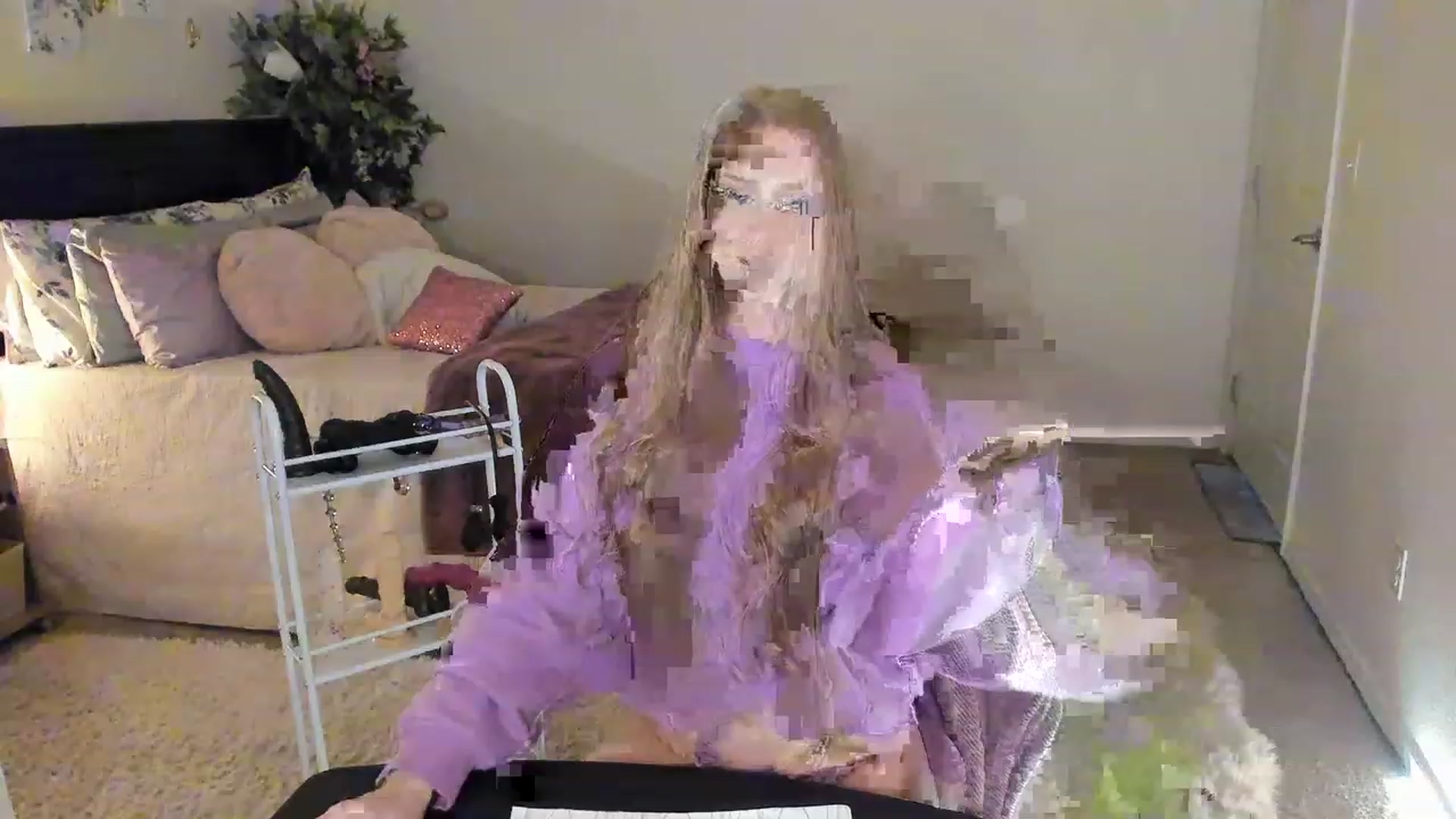 Gallery image thumbnail from Freckld_Cutie's myfreecams stream on, 03/31/2023, 17:58 image 6 of 20