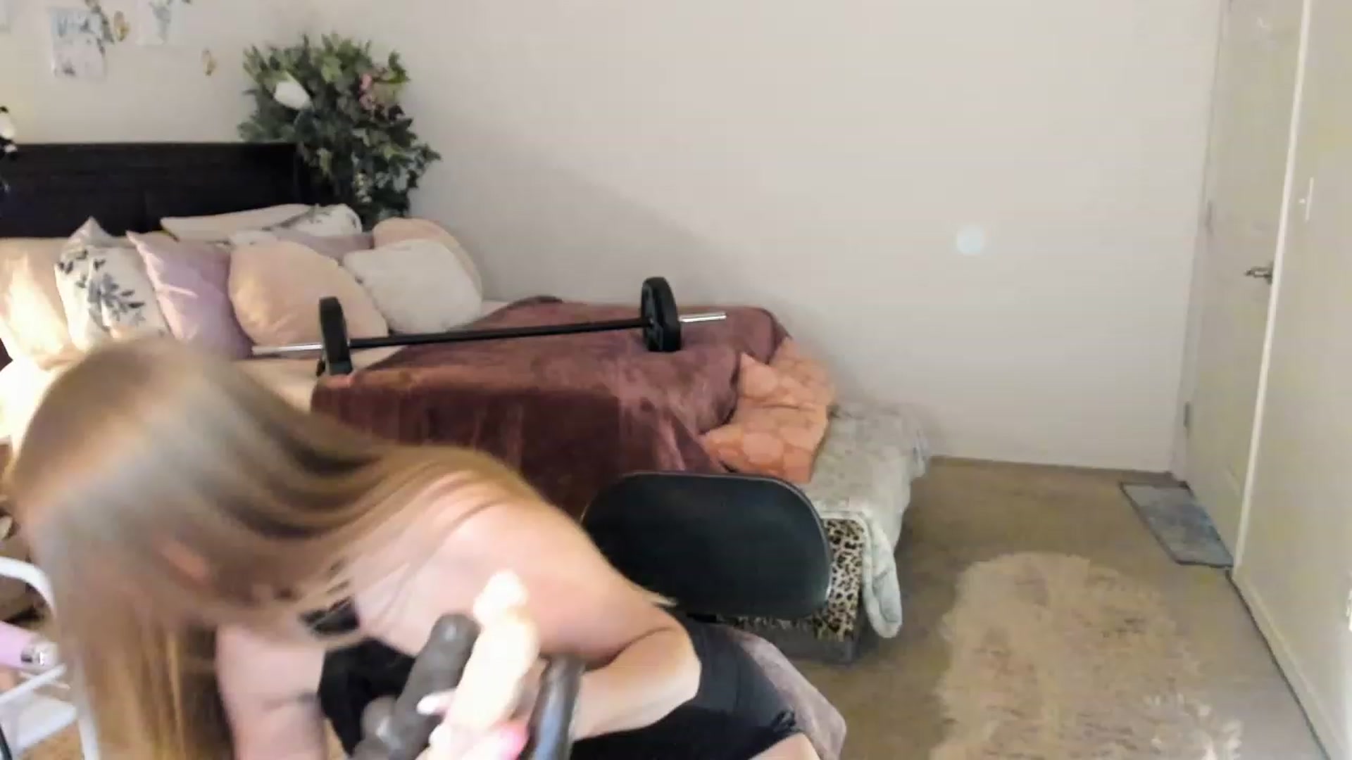 Gallery image thumbnail from Freckld_Cutie's myfreecams stream on, 04/17/2023, 22:06 image 6 of 20