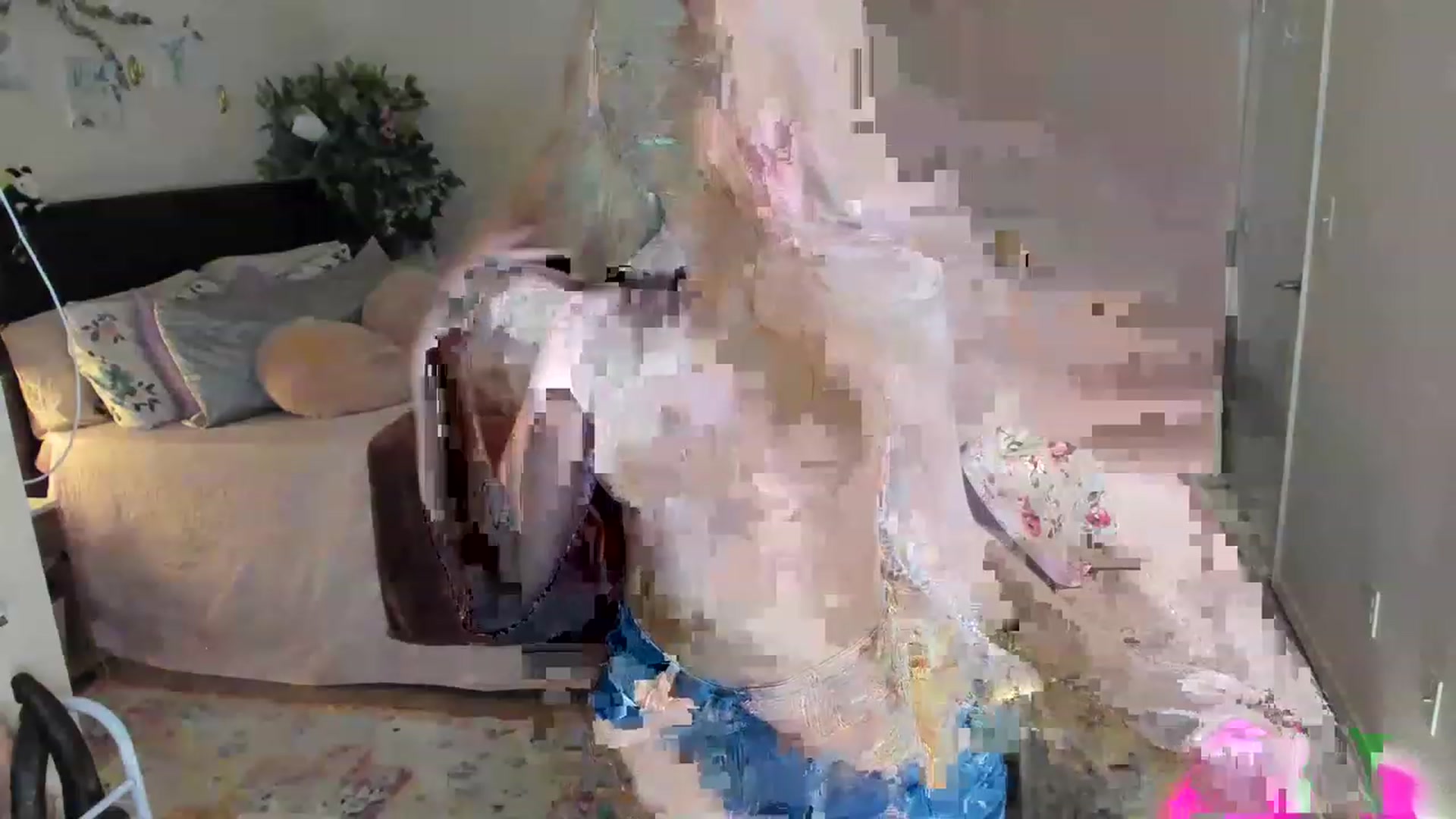 Gallery image thumbnail from Freckld_Cutie's myfreecams stream on, 06/01/2023, 18:45 image 6 of 20