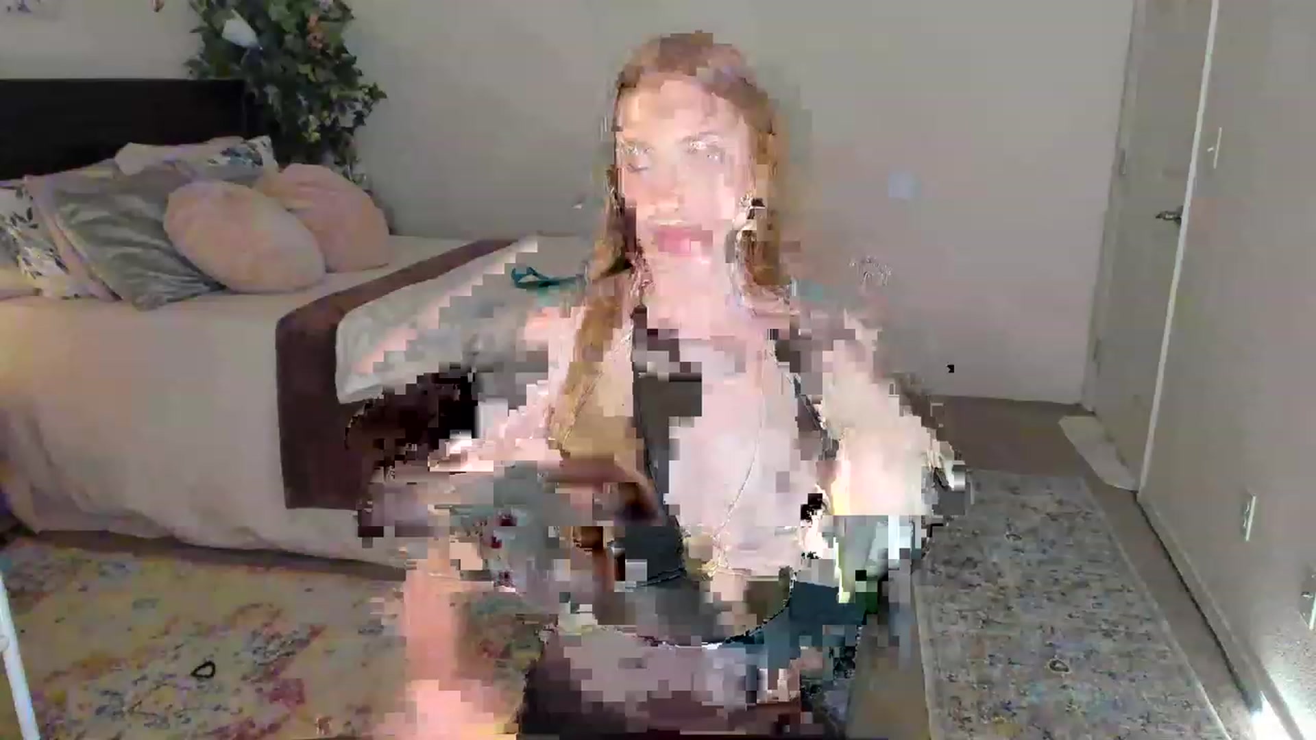 Gallery image thumbnail from Freckld_Cutie's myfreecams stream on, 06/05/2023, 23:15 image 13 of 20