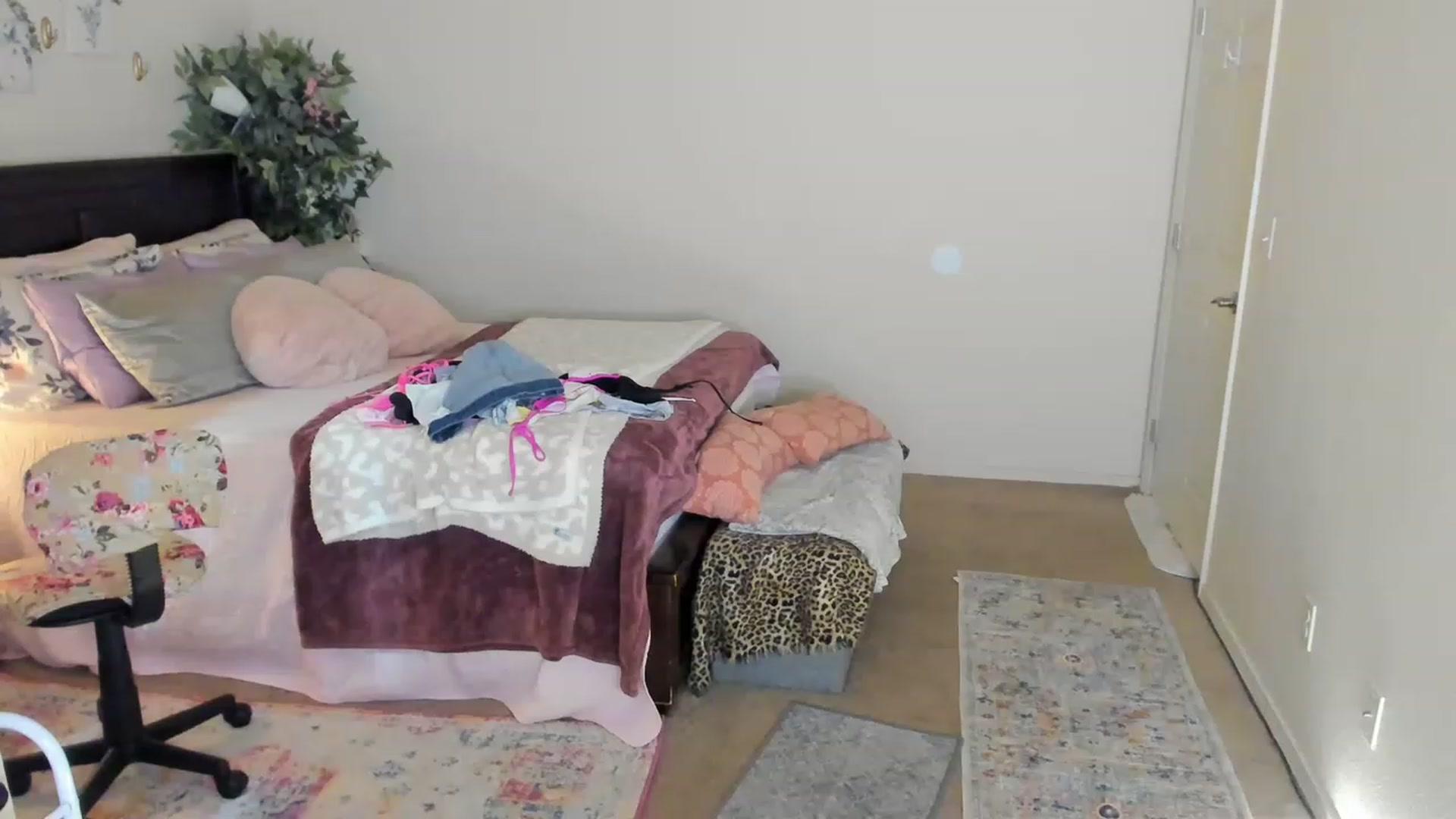 Gallery image thumbnail from Freckld_Cutie's myfreecams stream on, 06/06/2023, 20:47 image 14 of 20