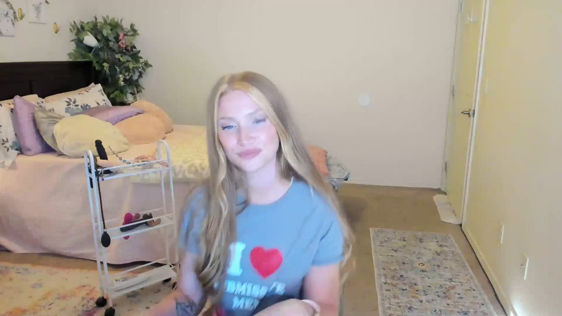 Gallery image thumbnail from Freckld_Cutie's myfreecams stream on, 07/21/2023, 19:53 image 18 of 20