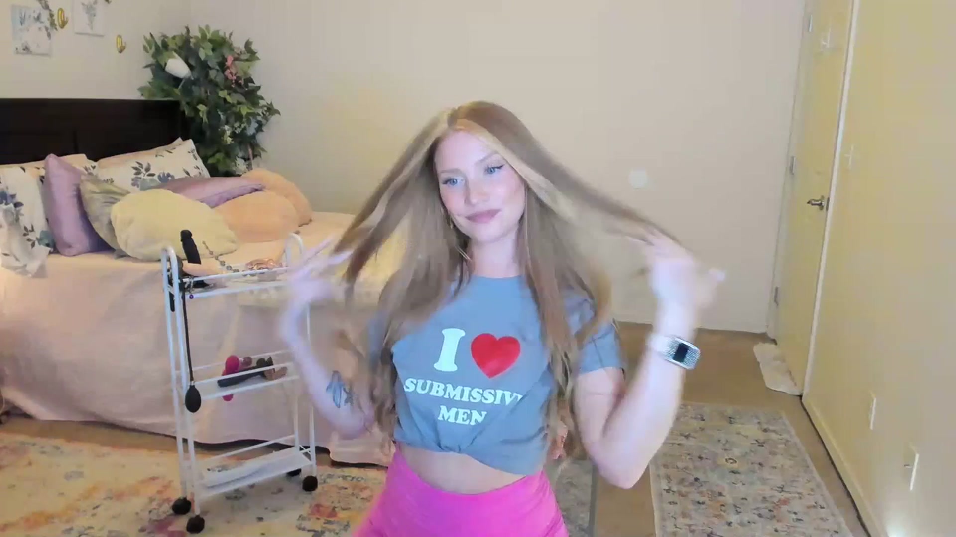 Gallery image thumbnail from Freckld_Cutie's myfreecams stream on, 07/21/2023, 19:53 image 9 of 20