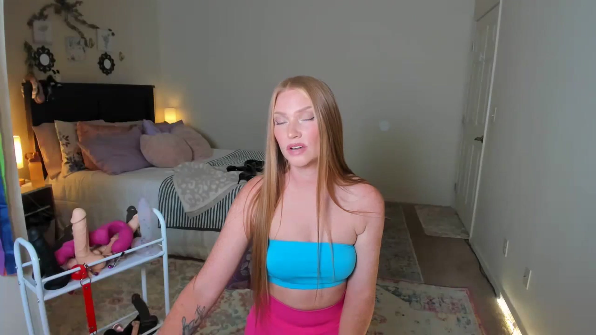 Gallery image thumbnail from Freckld_Cutie's myfreecams stream on, 09/18/2023, 17:56 image 15 of 20