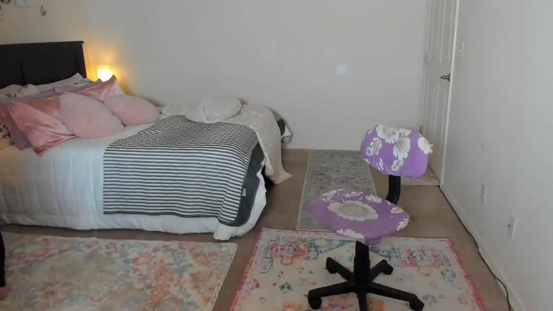 Gallery image thumbnail from Freckld_Cutie's myfreecams stream on, 09/22/2023, 17:29 image 4 of 20