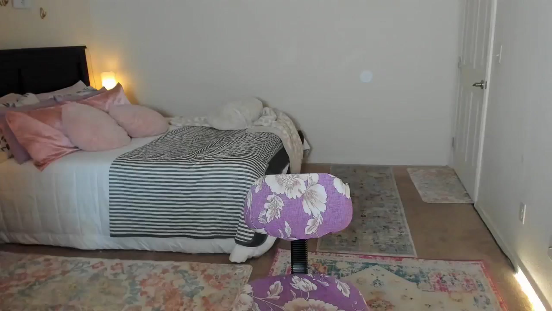Gallery image thumbnail from Freckld_Cutie's myfreecams stream on, 09/22/2023, 19:12 image 4 of 20