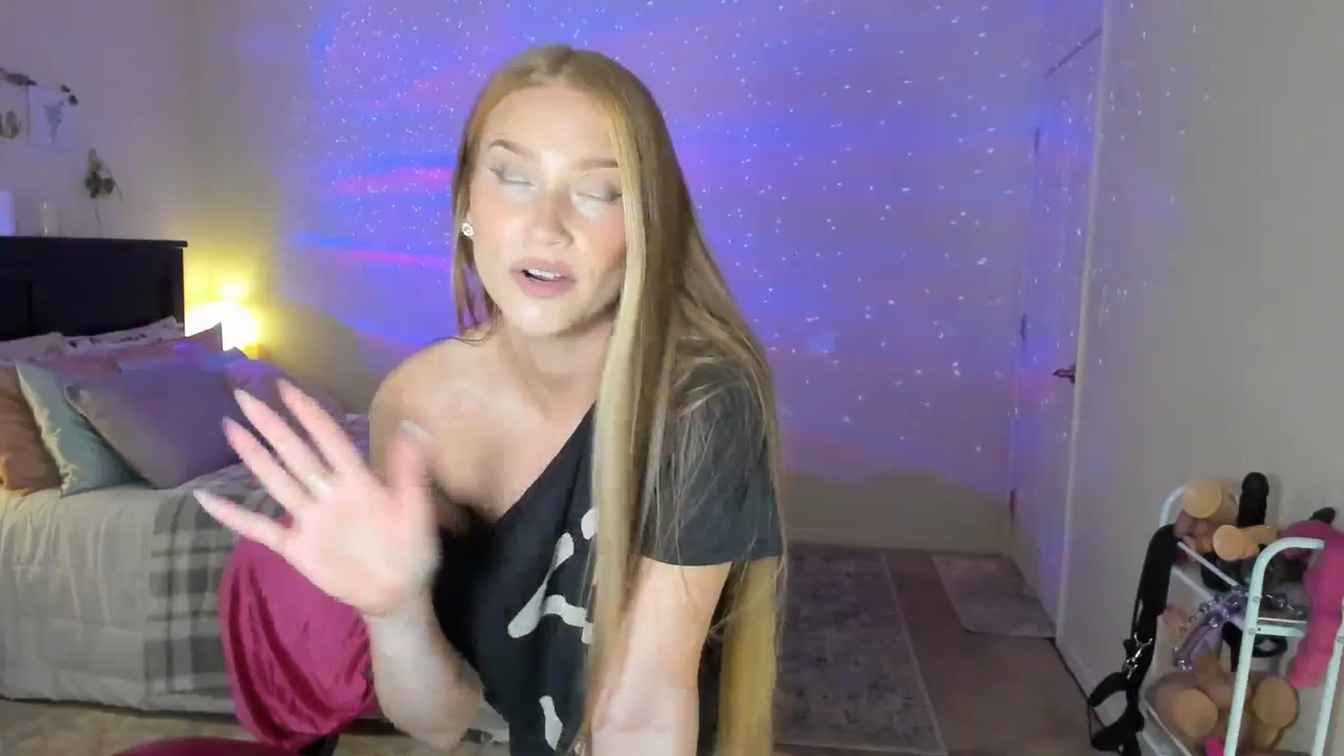 Gallery image thumbnail from Freckld_Cutie's myfreecams stream on, 03/12/2024, 19:27 image 4 of 20