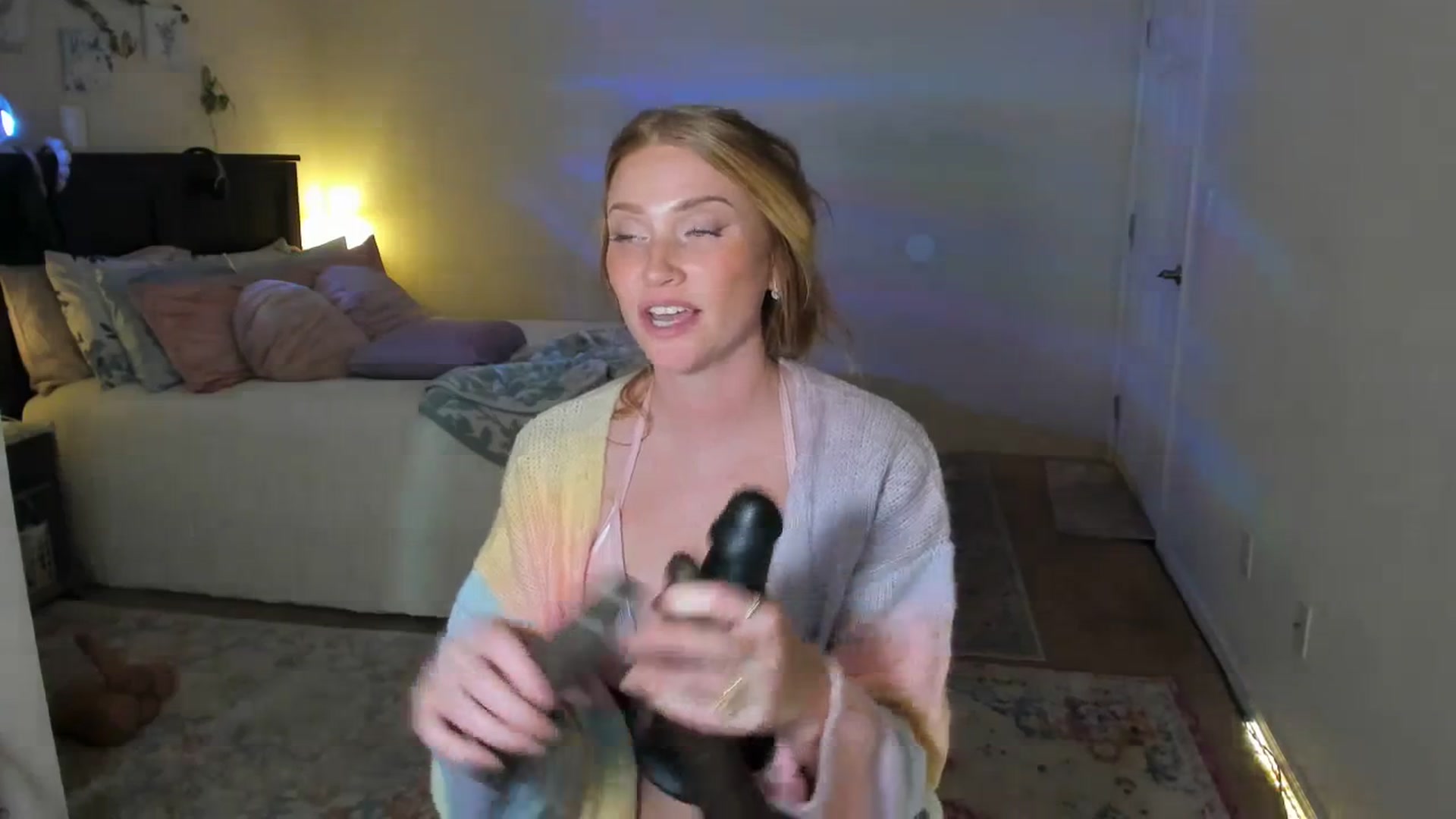 Gallery image thumbnail from Freckld_Cutie's myfreecams stream on, 04/08/2024, 23:22 image 5 of 20