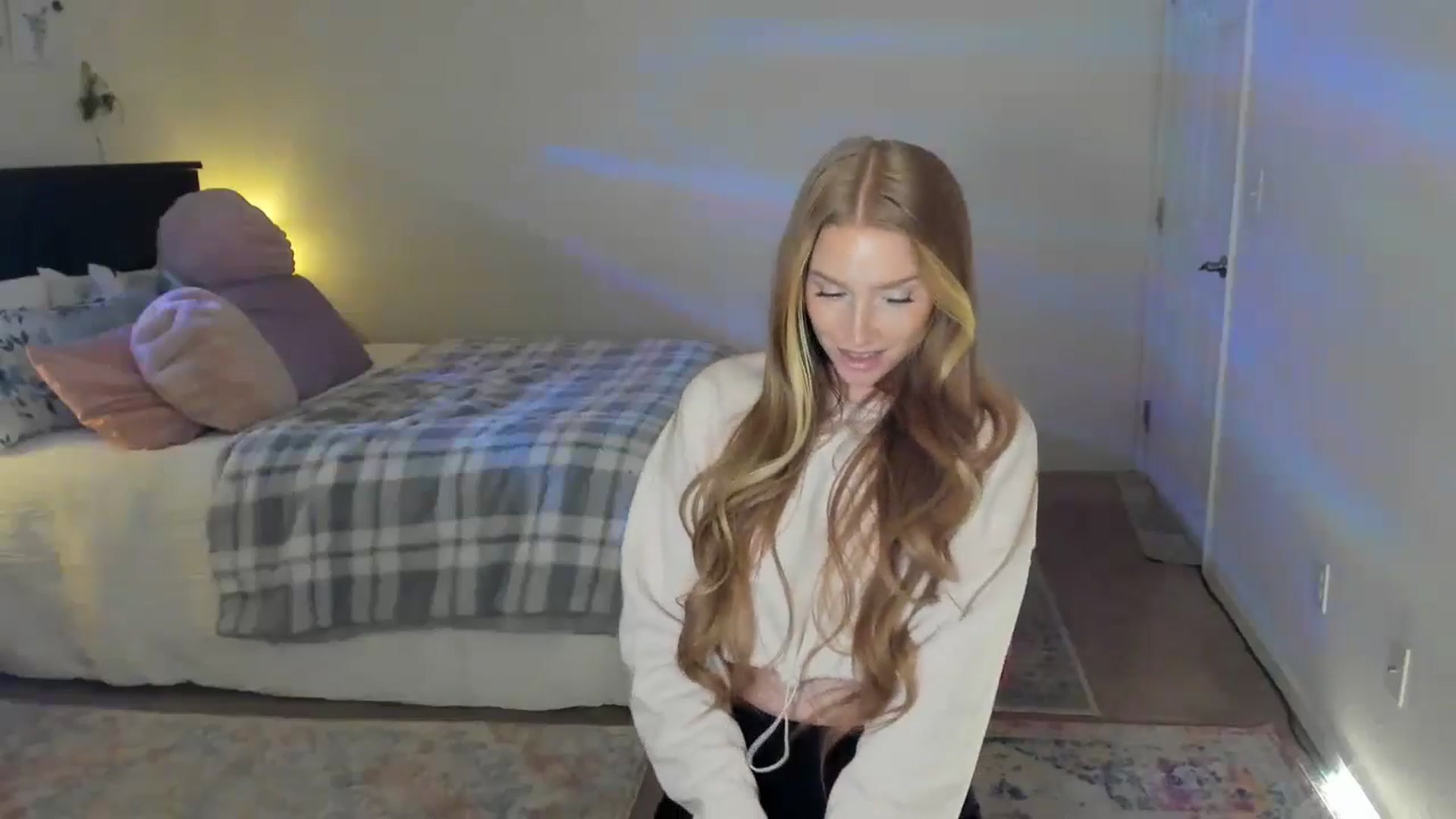 Gallery image thumbnail from Freckld_Cutie's myfreecams stream on, 05/07/2024, 18:04 image 13 of 20