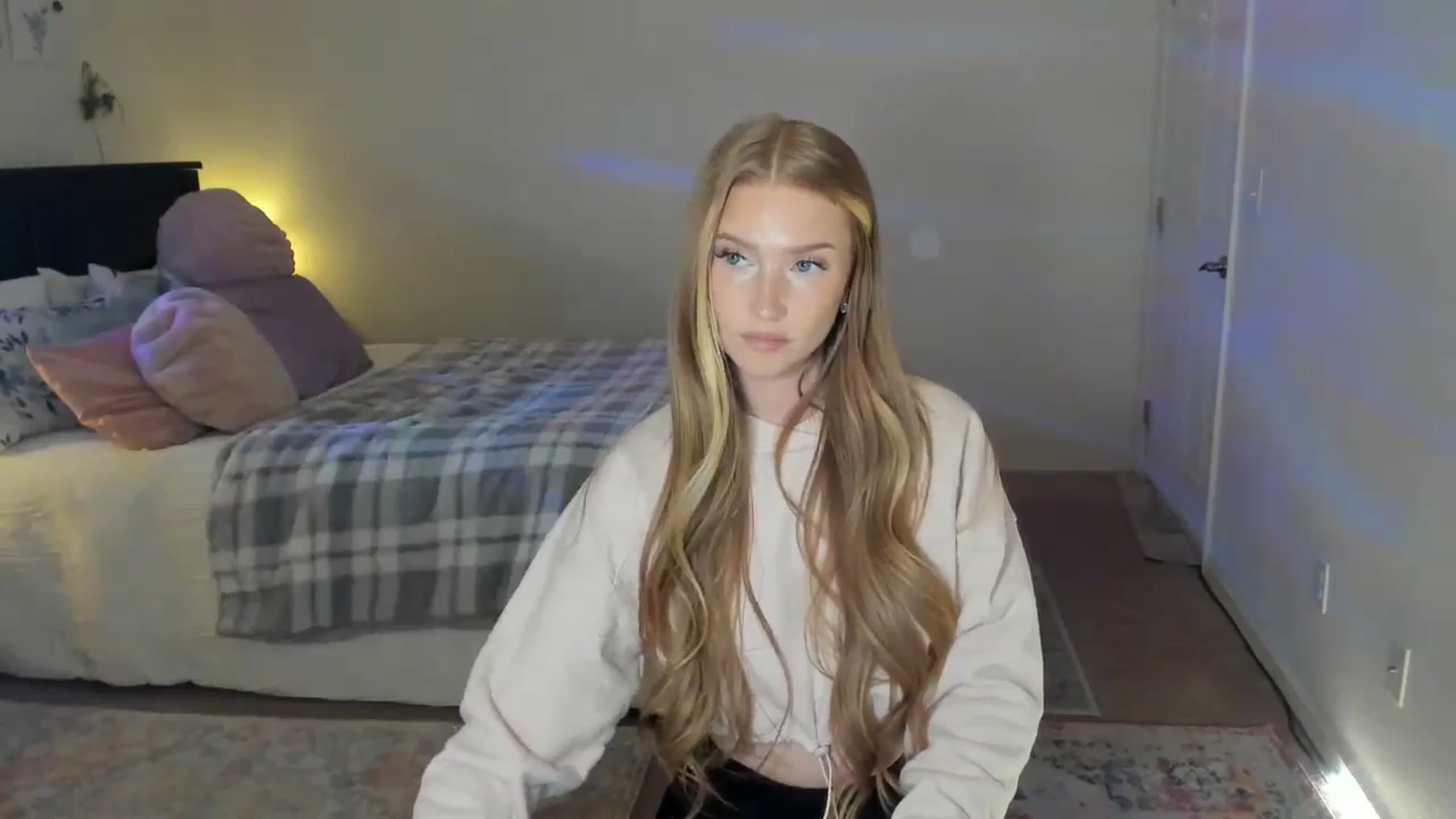 Gallery image thumbnail from Freckld_Cutie's myfreecams stream on, 05/07/2024, 18:04 image 9 of 20