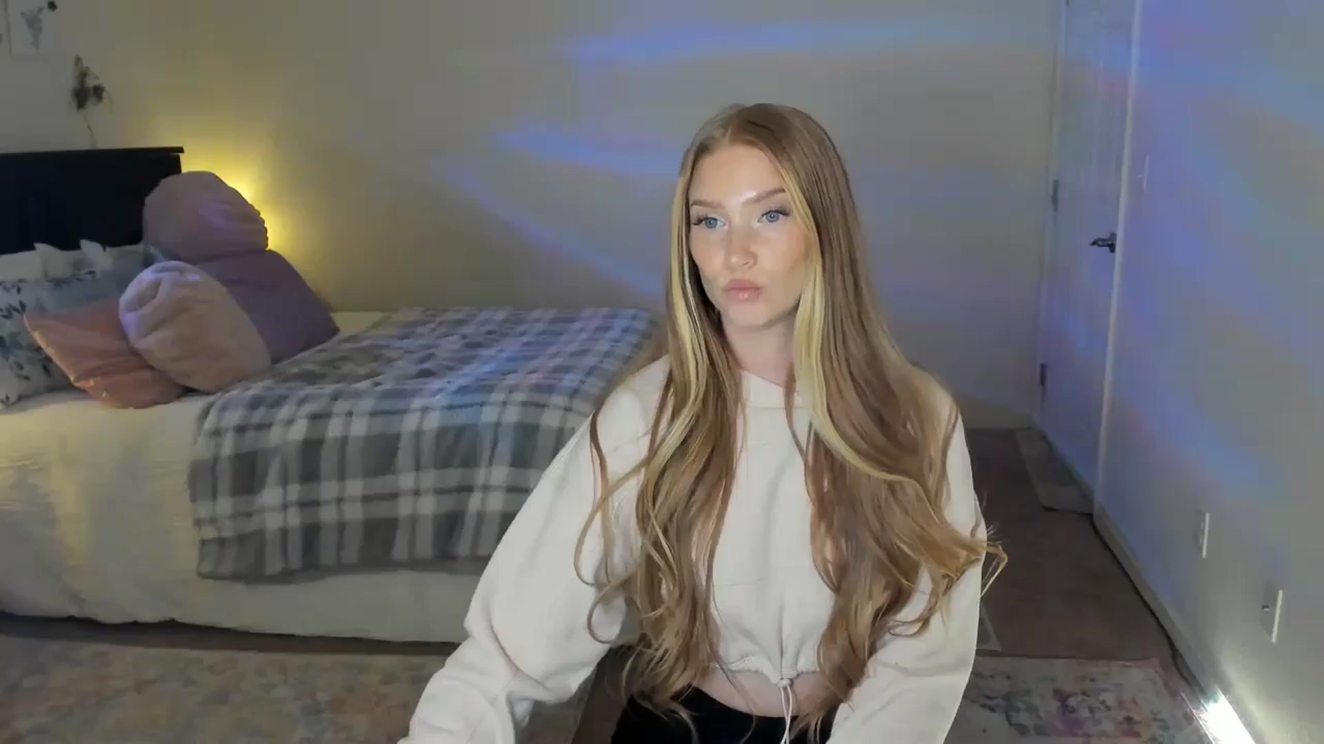 Gallery image thumbnail from Freckld_Cutie's myfreecams stream on, 05/07/2024, 18:04 image 6 of 20