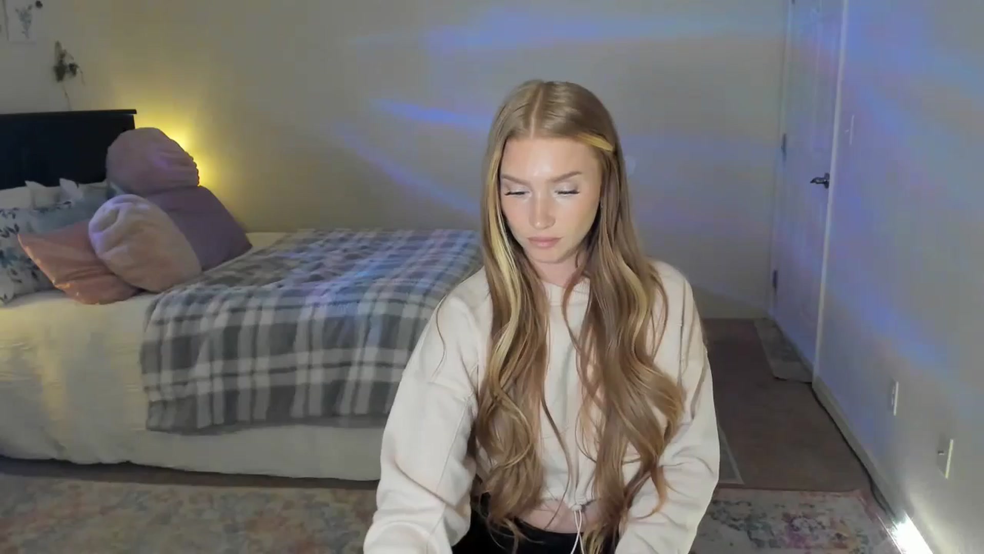 Gallery image thumbnail from Freckld_Cutie's myfreecams stream on, 05/07/2024, 18:04 image 11 of 20