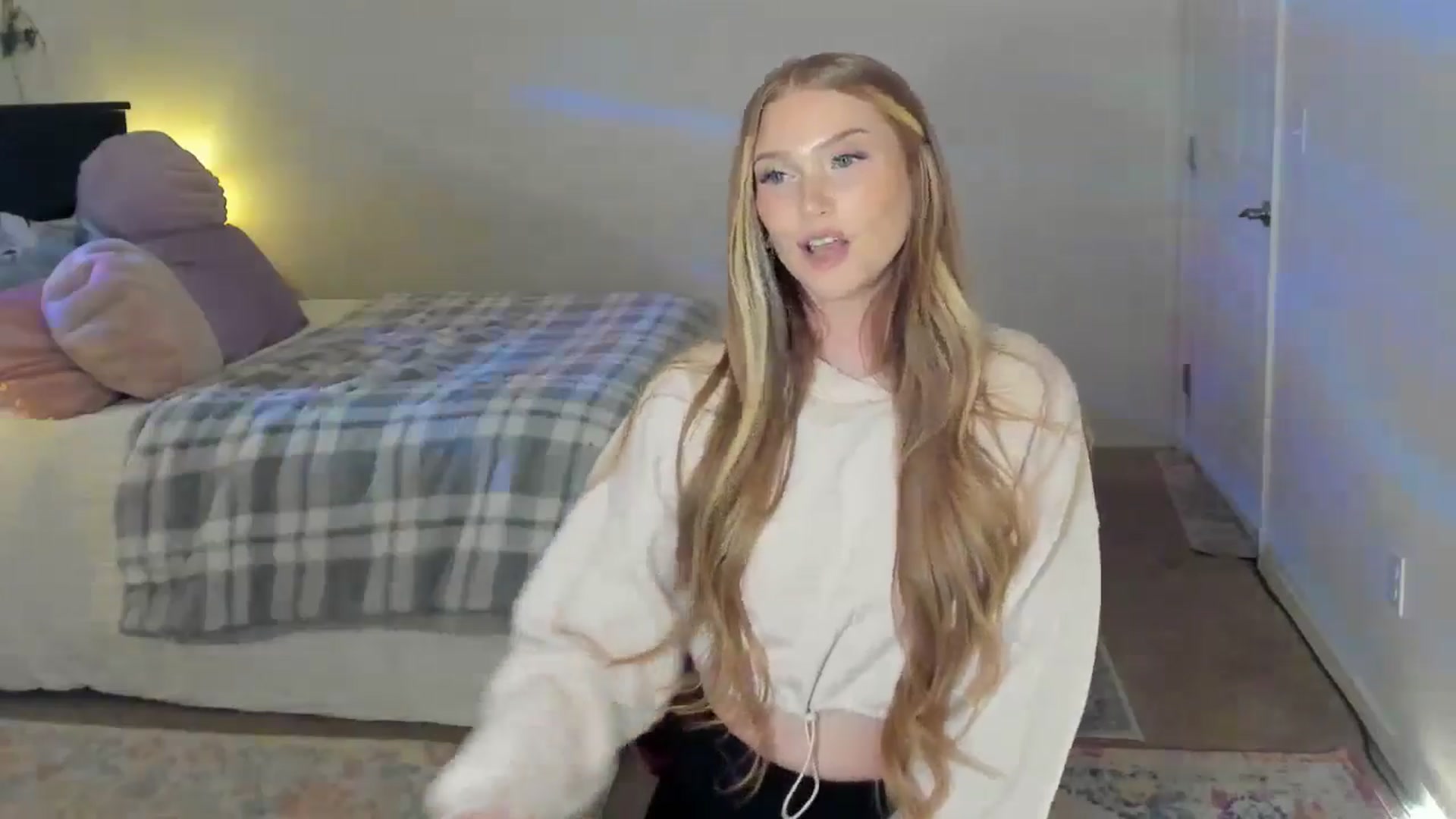 Gallery image thumbnail from Freckld_Cutie's myfreecams stream on, 05/07/2024, 19:04 image 7 of 20