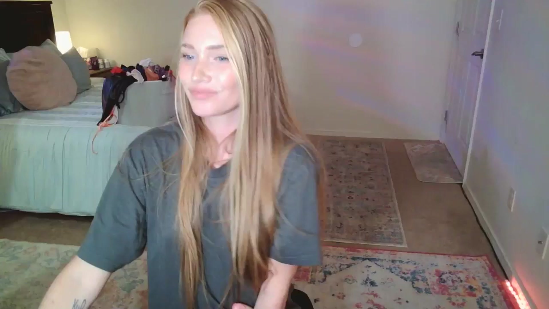 Gallery image thumbnail from Freckld_Cutie's myfreecams stream on, 05/28/2024, 20:56 image 17 of 20