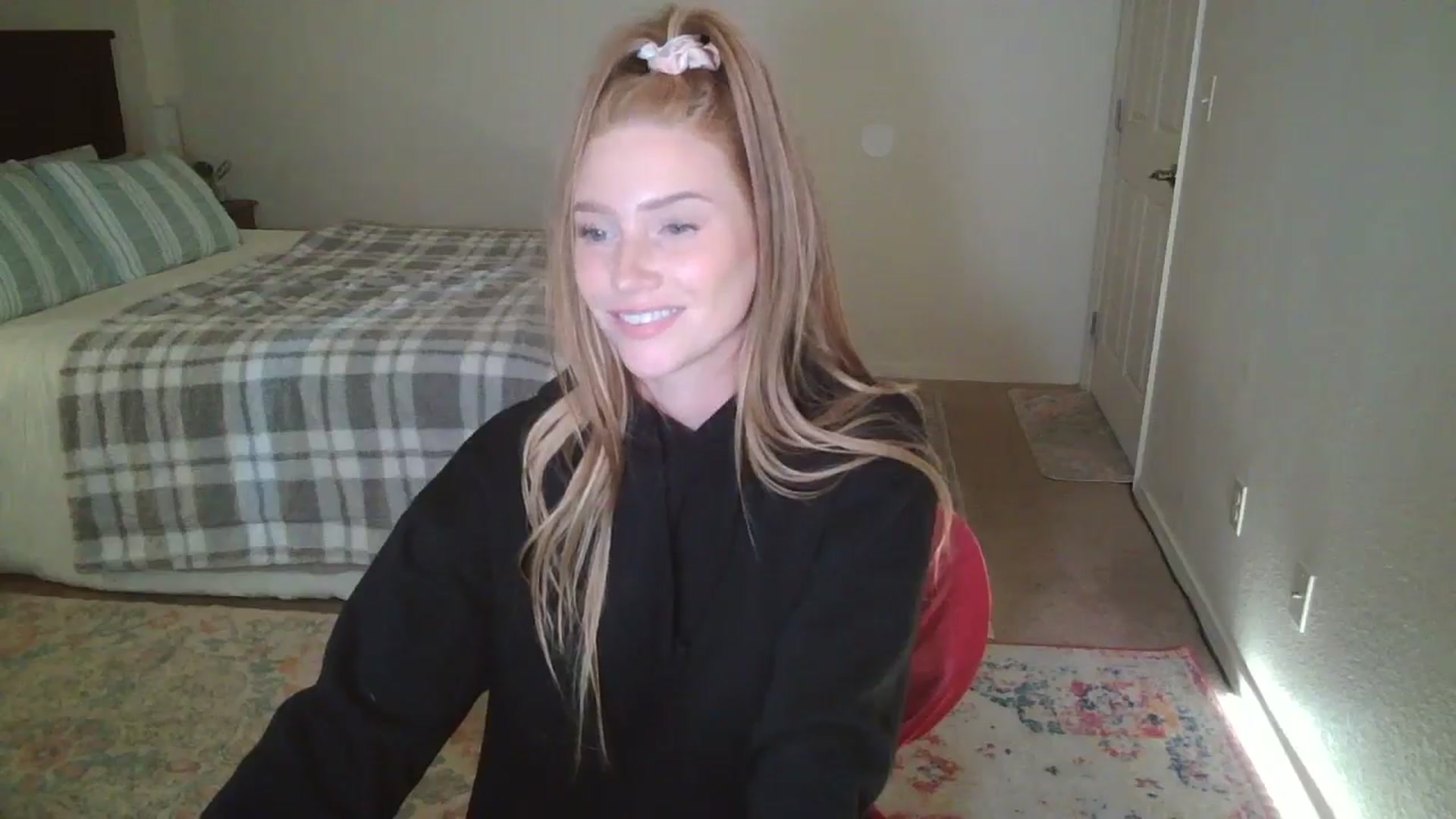 Gallery image thumbnail from Freckld_Cutie's myfreecams stream on, 06/03/2024, 19:15 image 12 of 20