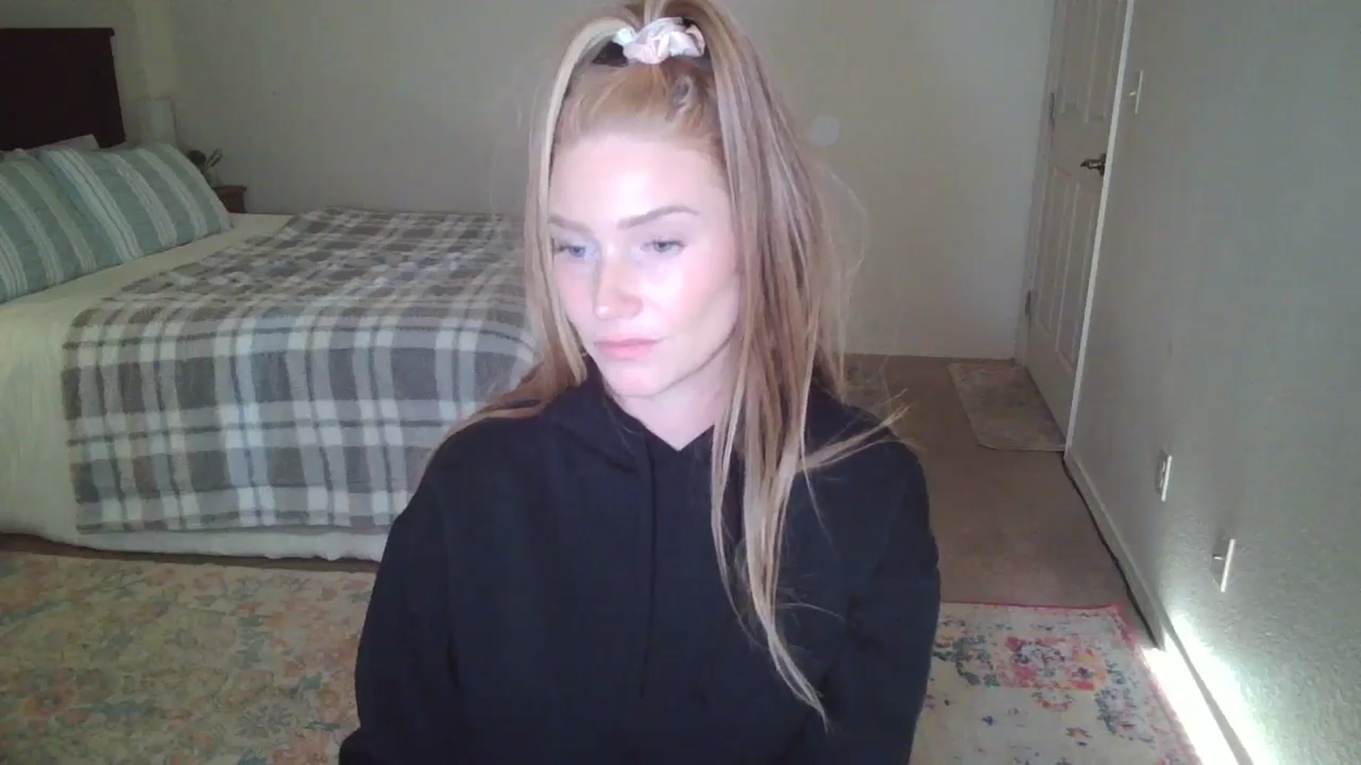 Gallery image thumbnail from Freckld_Cutie's myfreecams stream on, 06/03/2024, 19:15 image 15 of 20