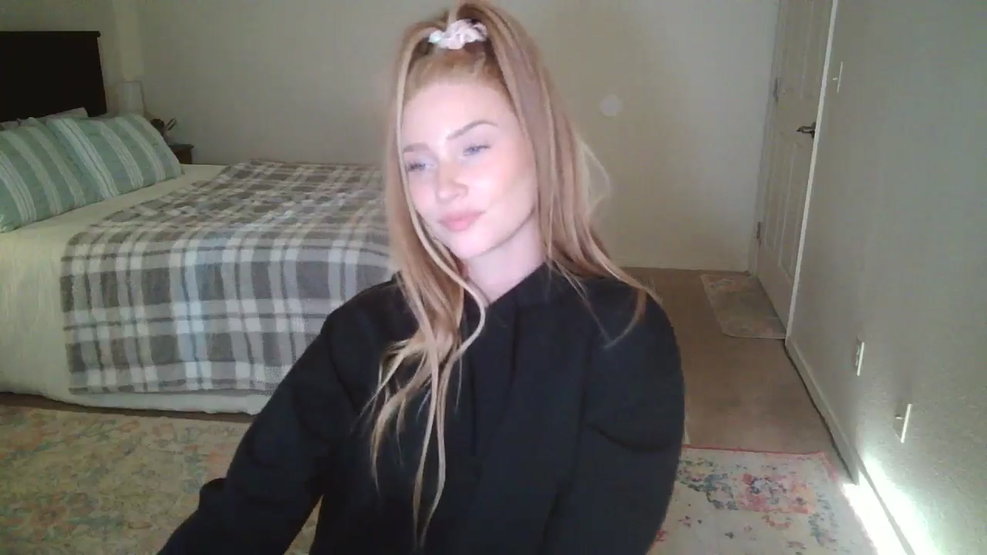 Gallery image thumbnail from Freckld_Cutie's myfreecams stream on, 06/03/2024, 19:15 image 3 of 20