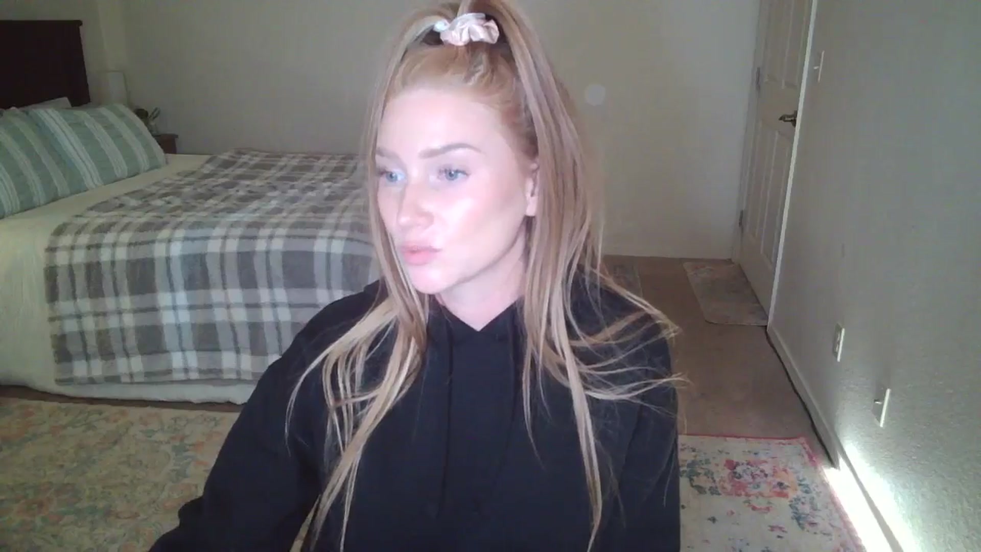 Gallery image thumbnail from Freckld_Cutie's myfreecams stream on, 06/03/2024, 19:15 image 14 of 20