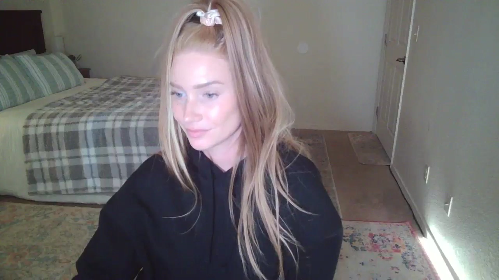 Gallery image thumbnail from Freckld_Cutie's myfreecams stream on, 06/03/2024, 19:15 image 16 of 20