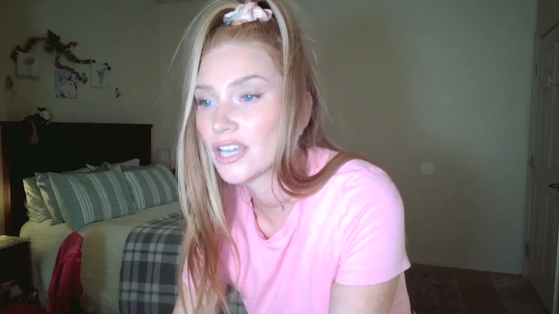 Gallery image thumbnail from Freckld_Cutie's myfreecams stream on, 06/04/2024, 16:47 image 14 of 20