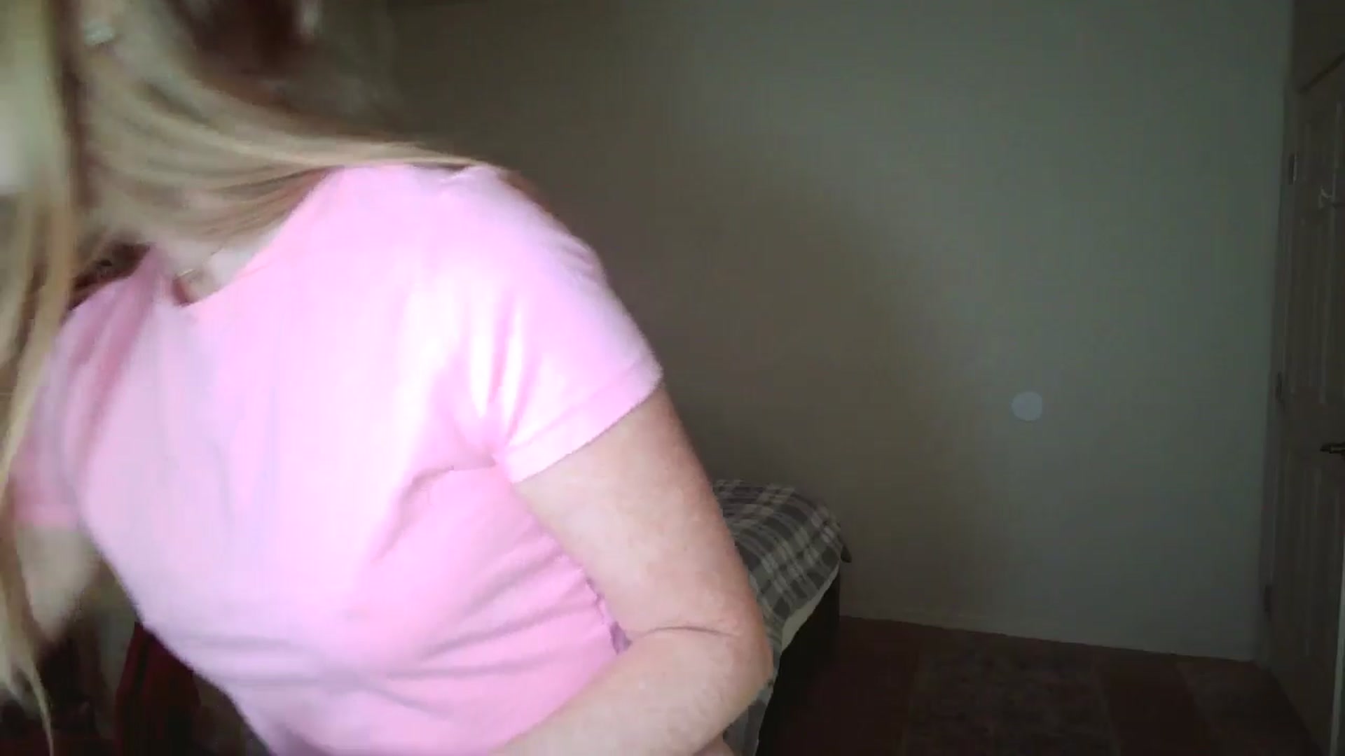 Gallery image thumbnail from Freckld_Cutie's myfreecams stream on, 06/04/2024, 16:47 image 12 of 20