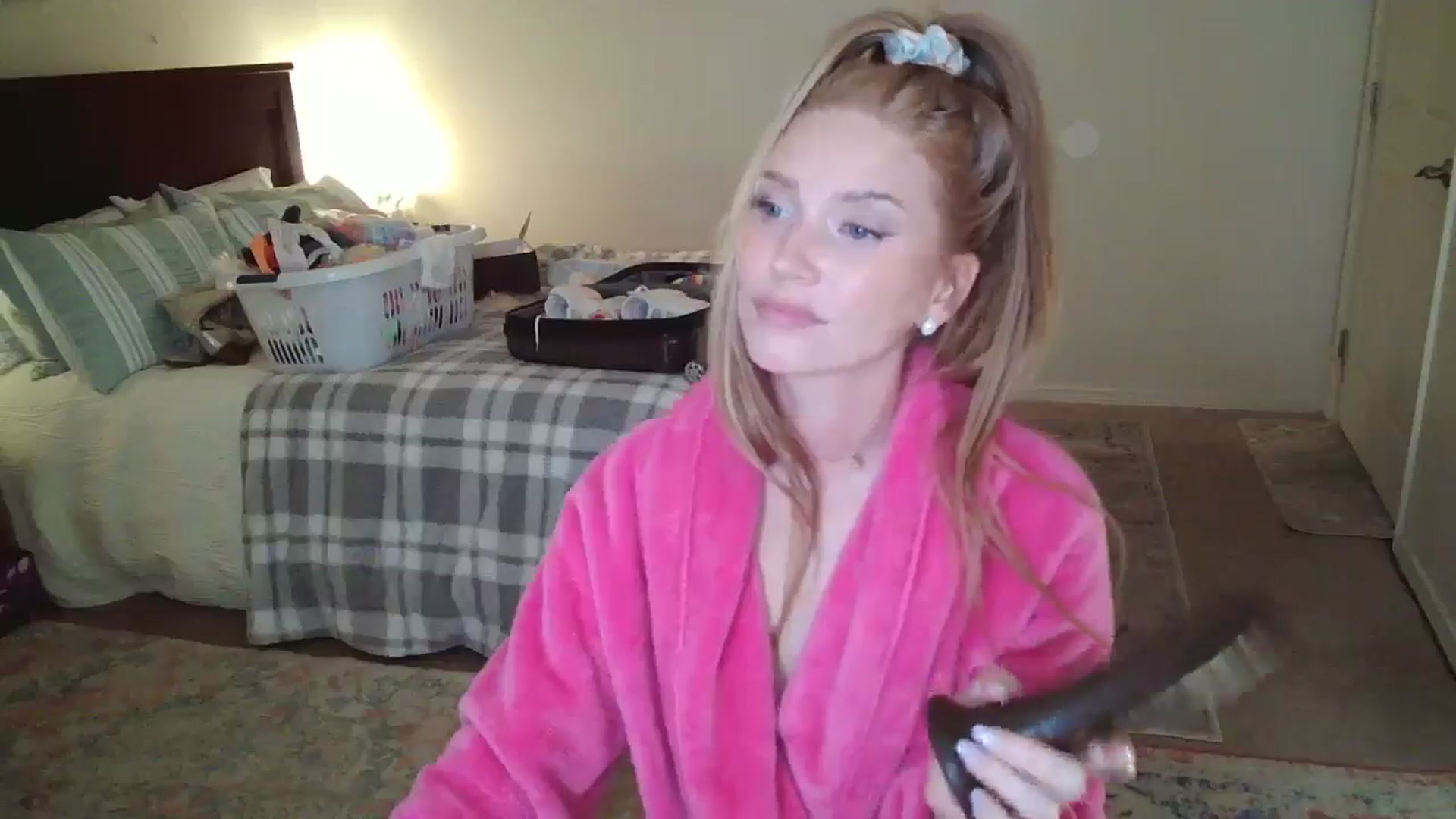 Gallery image thumbnail from Freckld_Cutie's myfreecams stream on, 06/04/2024, 19:36 image 4 of 20