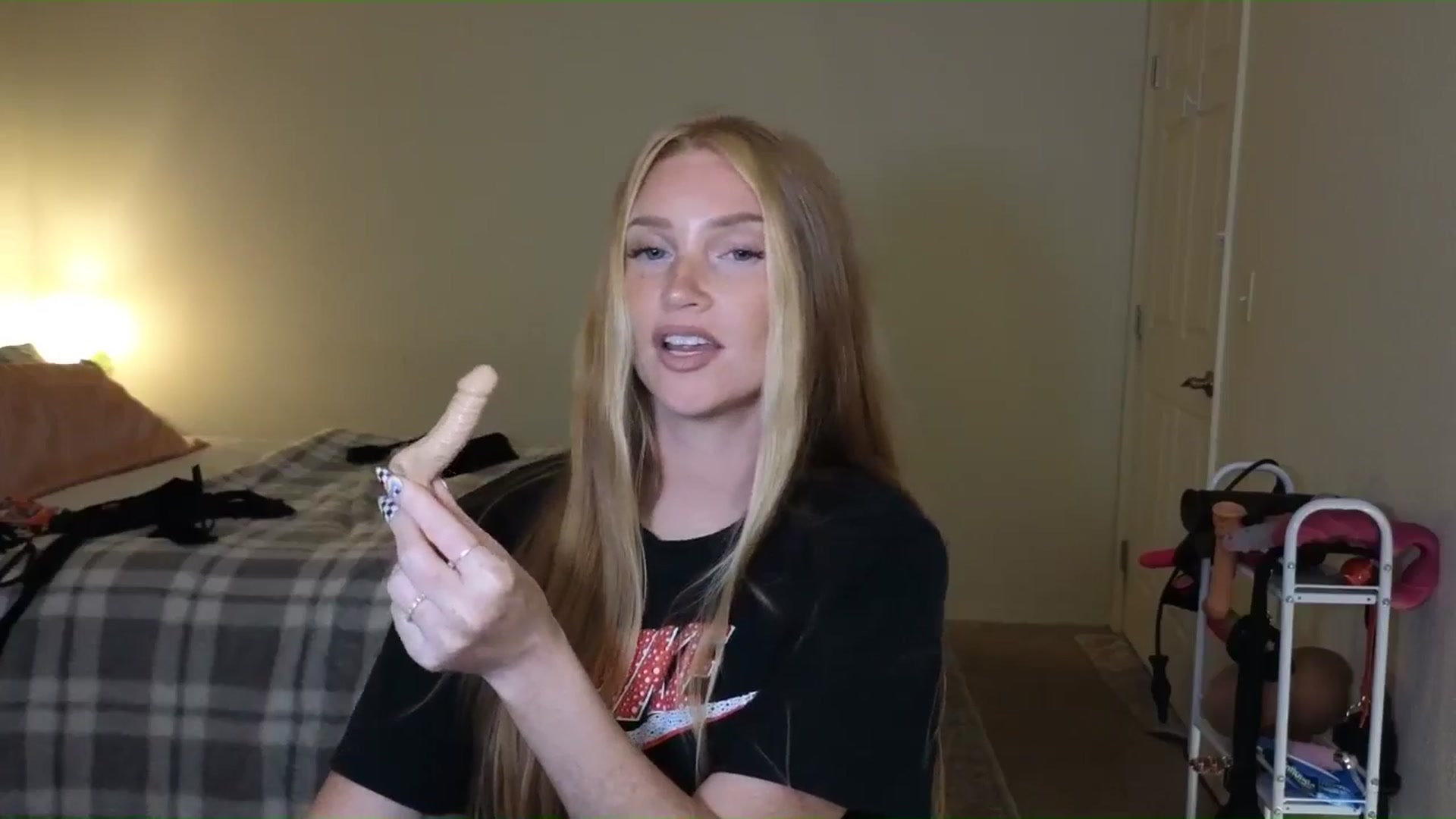 Gallery image thumbnail from Freckld_Cutie's myfreecams stream on, 06/12/2024, 18:07 image 7 of 20