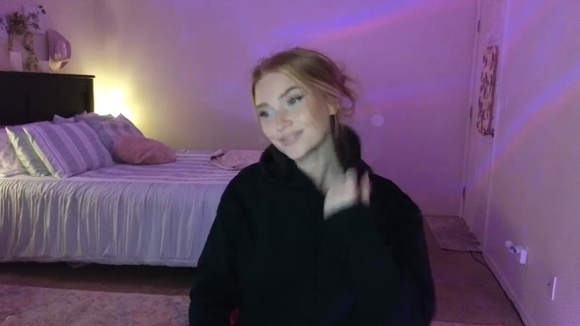 Gallery image thumbnail from Freckld_Cutie's myfreecams stream on, 07/23/2024, 18:31 image 2 of 20