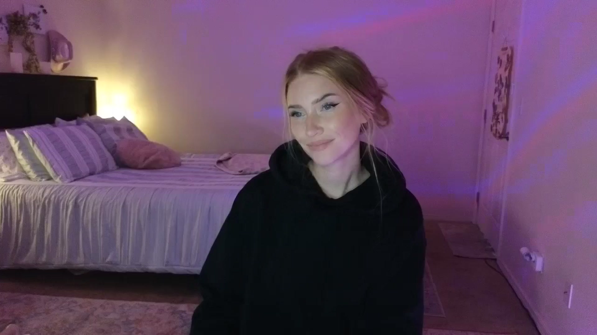 Gallery image thumbnail from Freckld_Cutie's myfreecams stream on, 07/23/2024, 18:31 image 16 of 20