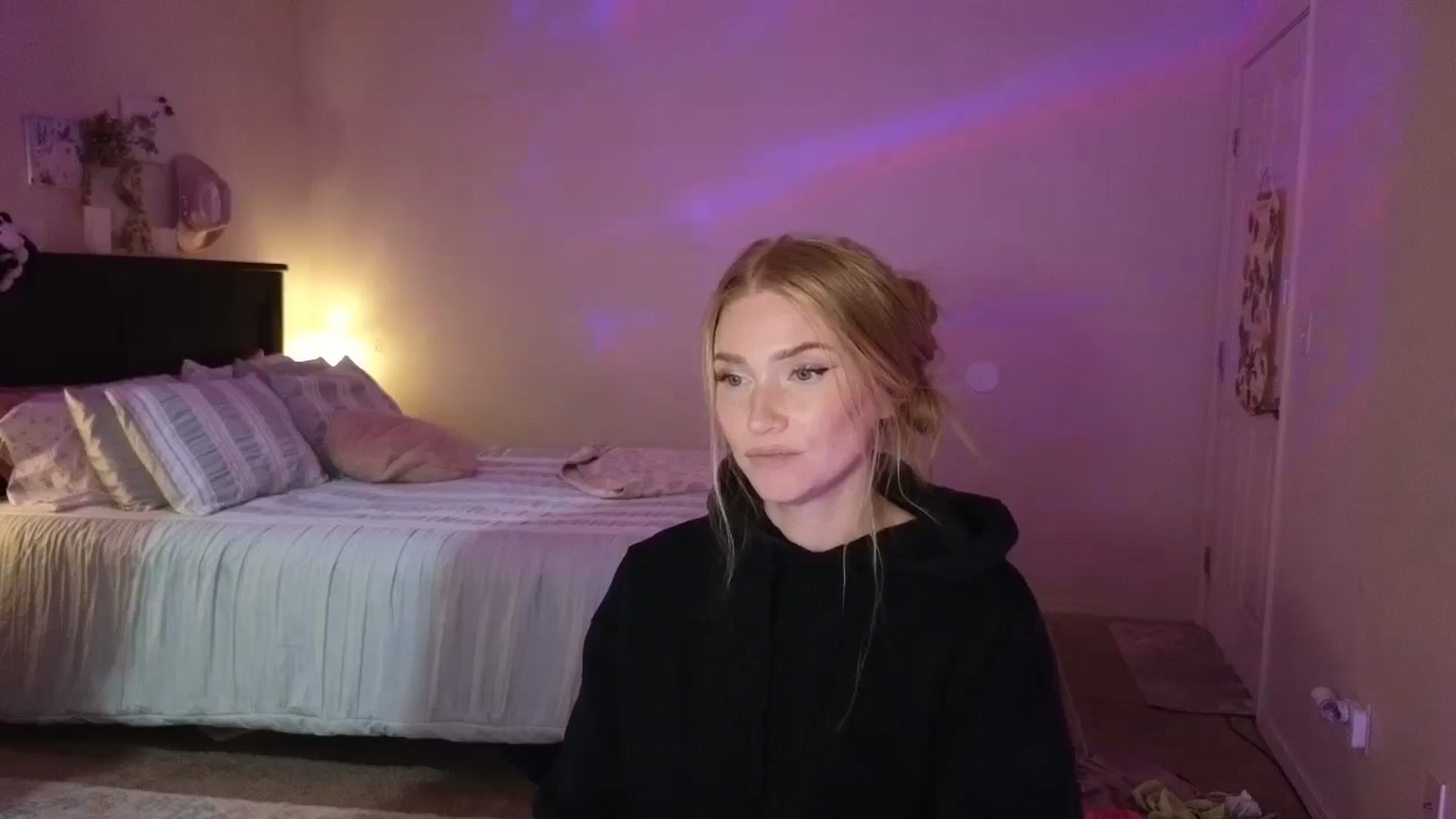 Gallery image thumbnail from Freckld_Cutie's myfreecams stream on, 07/23/2024, 19:08 image 9 of 20