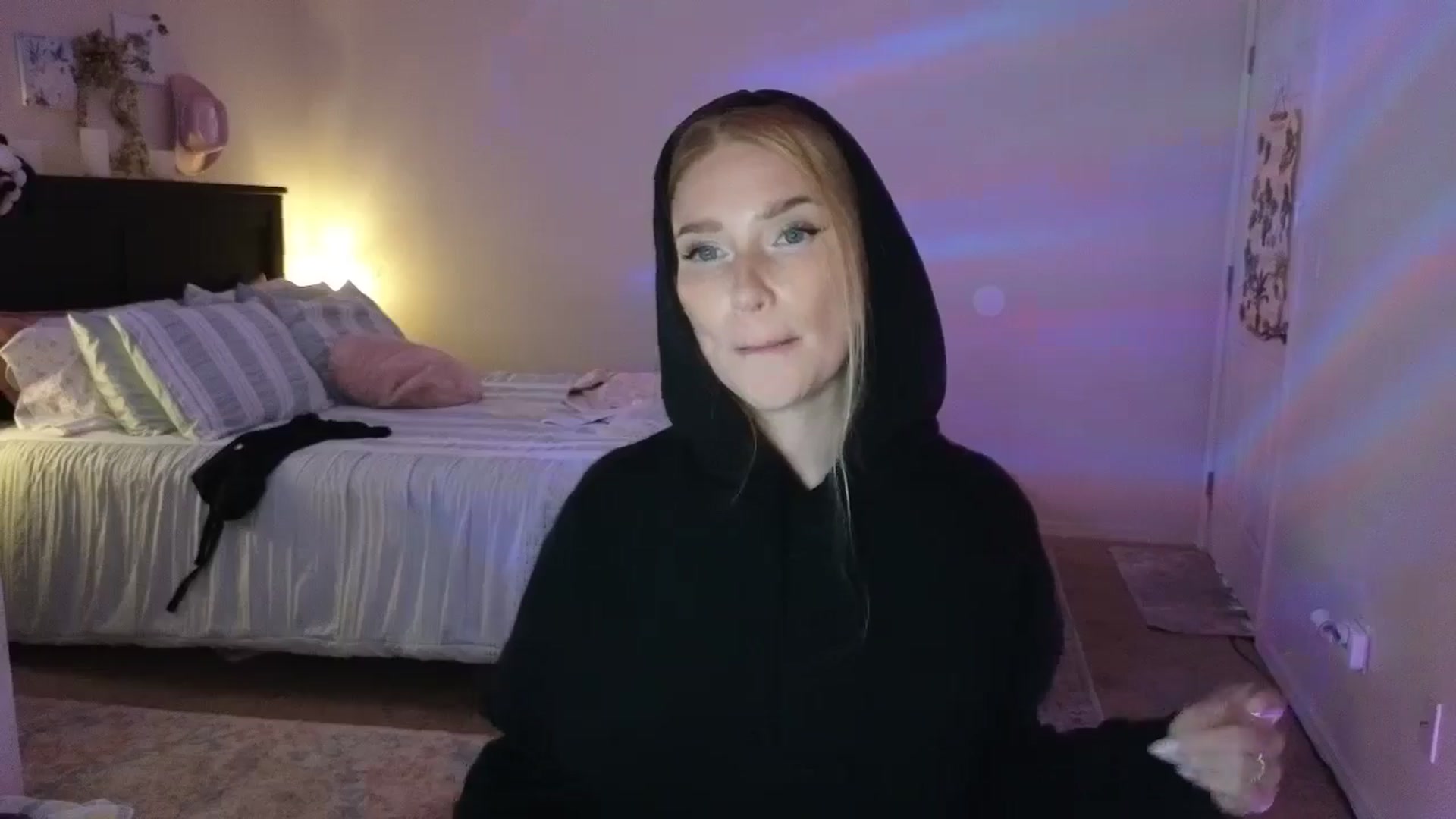 Gallery image thumbnail from Freckld_Cutie's myfreecams stream on, 07/23/2024, 21:49 image 6 of 20
