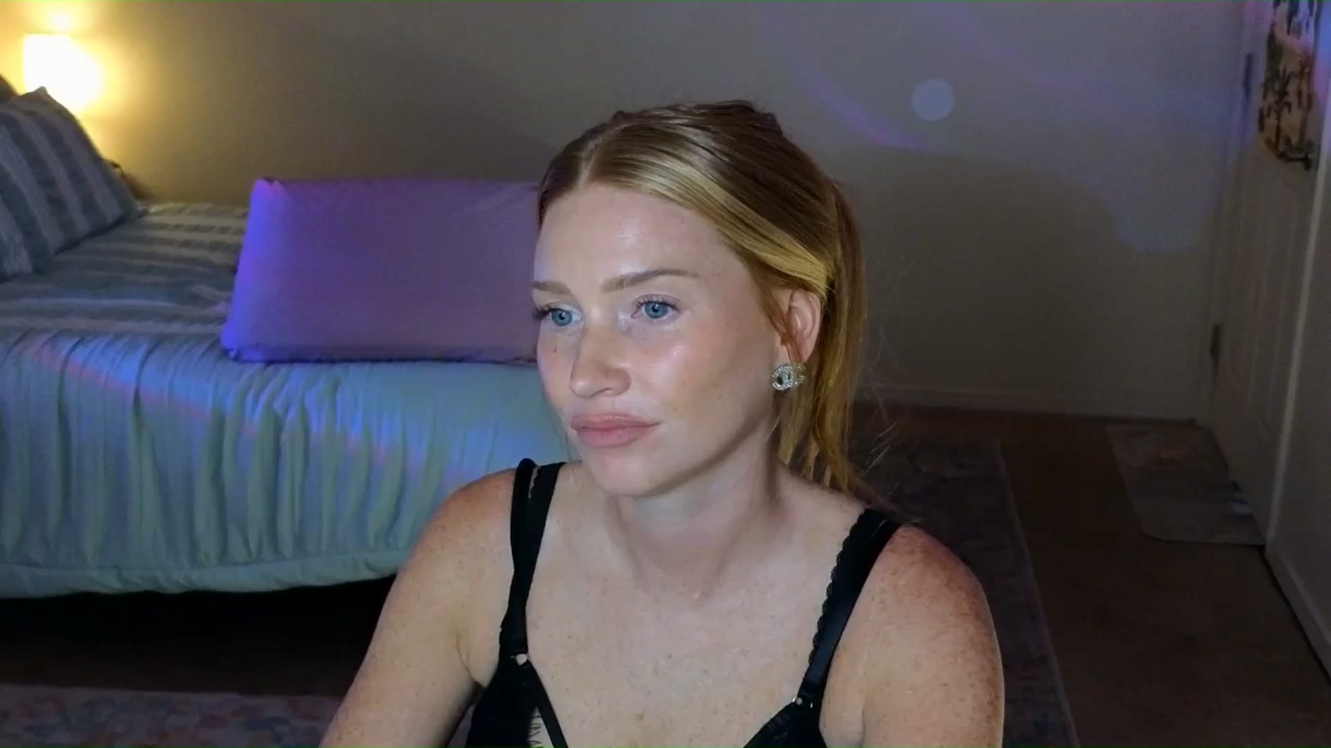 Gallery image thumbnail from Freckld_Cutie's myfreecams stream on, 08/12/2024, 19:28 image 3 of 20