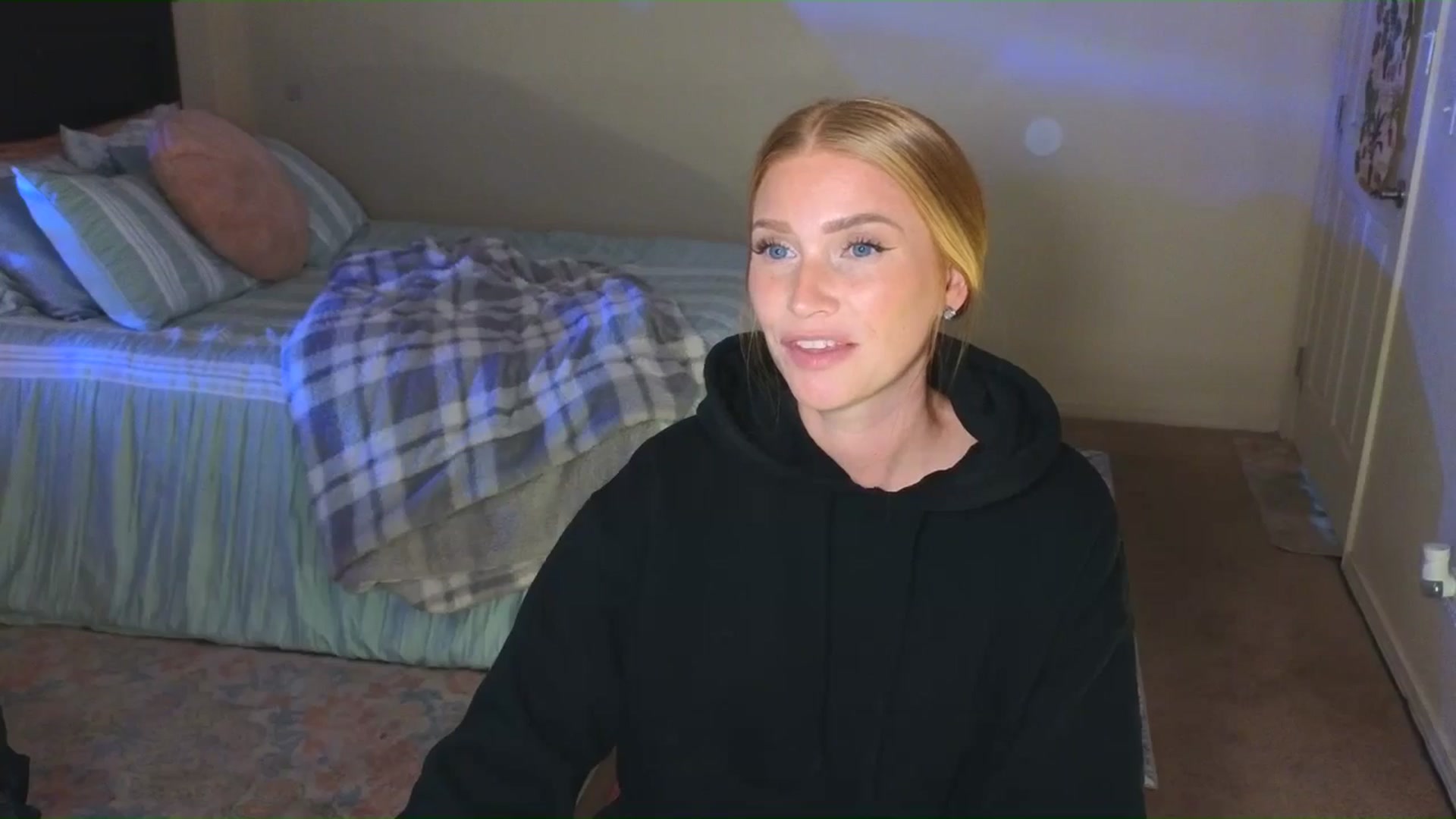 Gallery image thumbnail from Freckld_Cutie's myfreecams stream on, 08/23/2024, 20:40 image 8 of 20