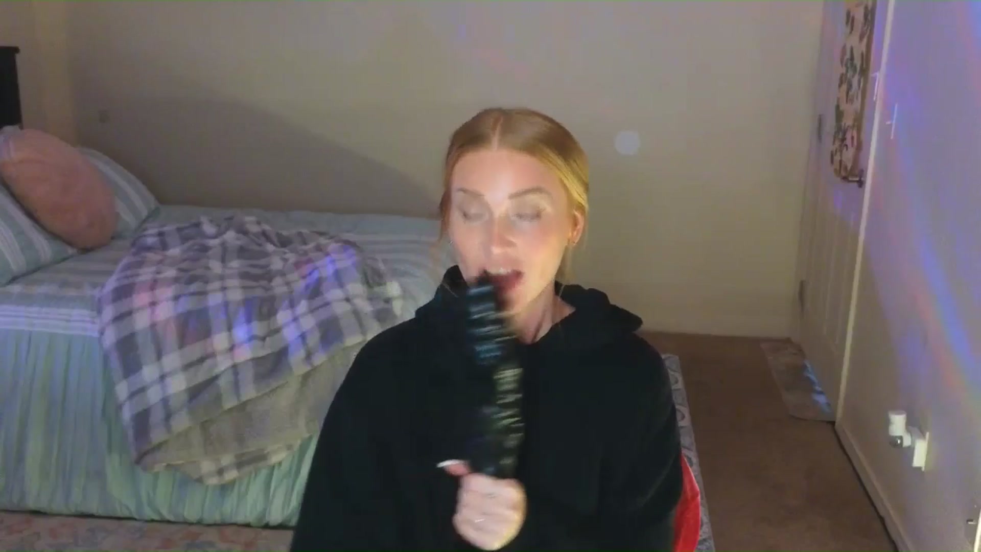 Gallery image thumbnail from Freckld_Cutie's myfreecams stream on, 08/23/2024, 20:40 image 16 of 20