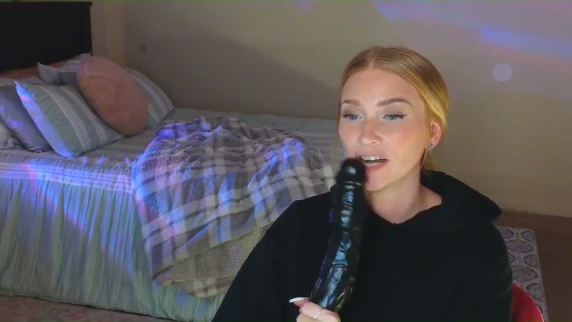 Gallery image thumbnail from Freckld_Cutie's myfreecams stream on, 08/23/2024, 20:40 image 15 of 20