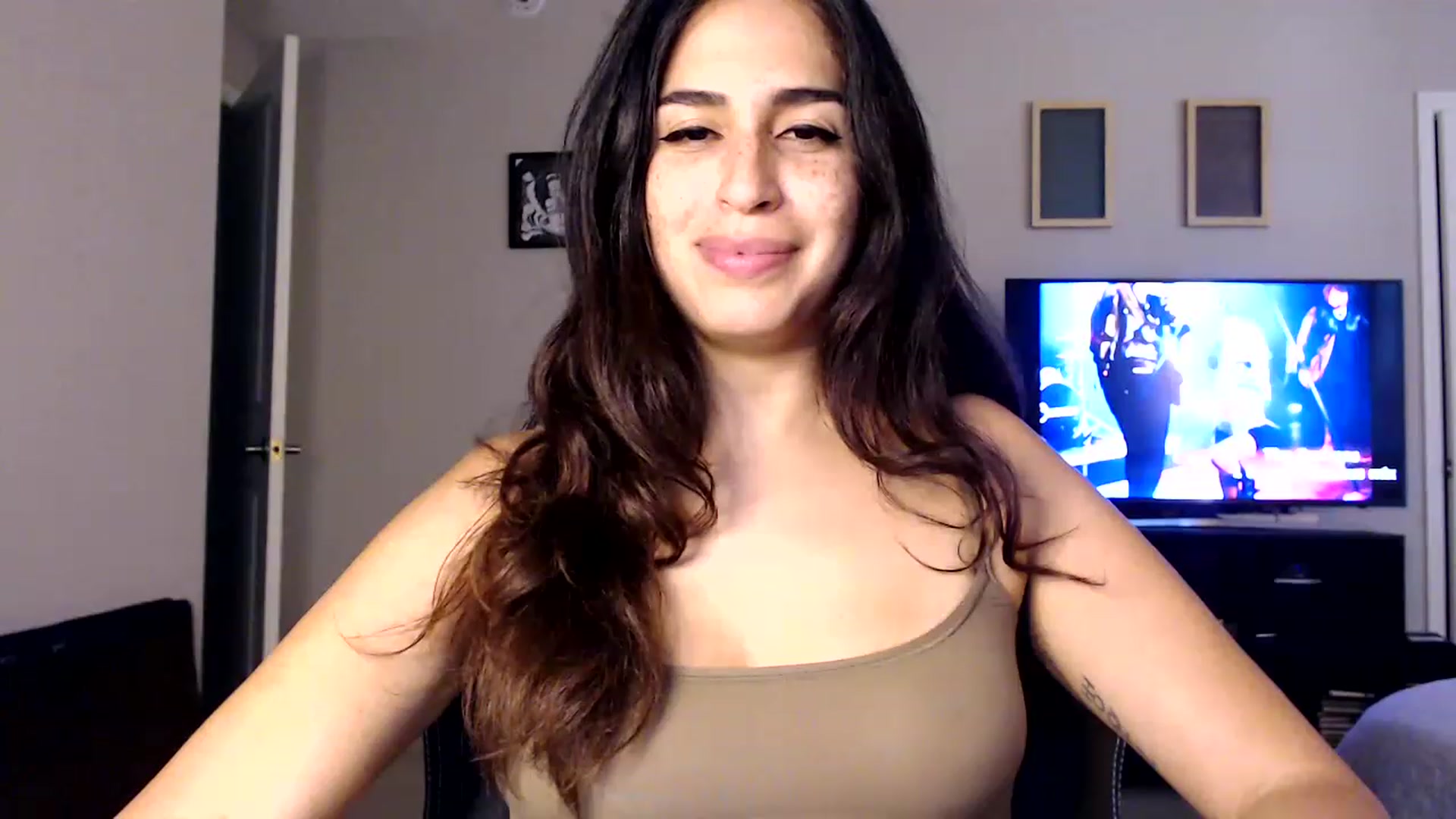 Gallery image thumbnail from FreckledPoni's myfreecams stream on, 08/02/2023, 21:29 image 4 of 20