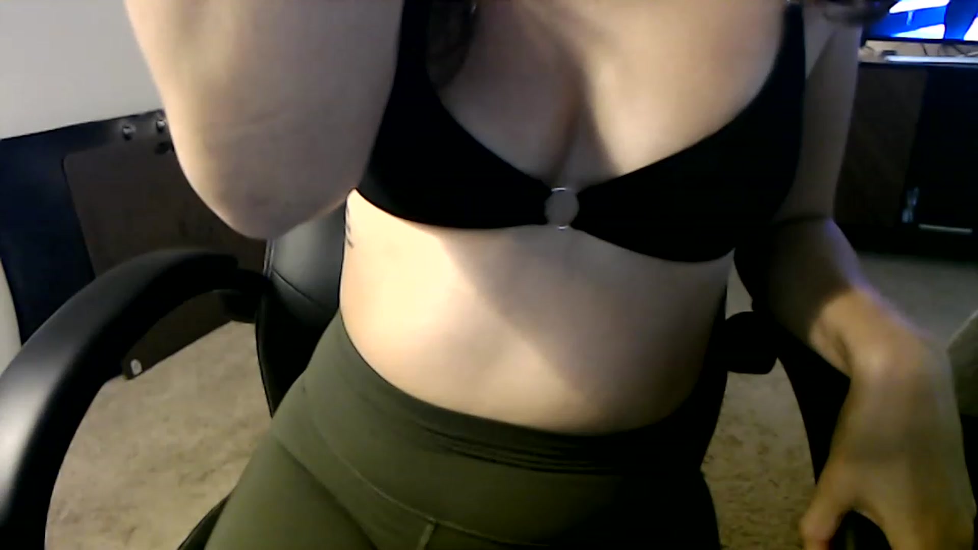 Gallery image thumbnail from FreckledPoni's myfreecams stream on, 08/04/2023, 20:59 image 3 of 20