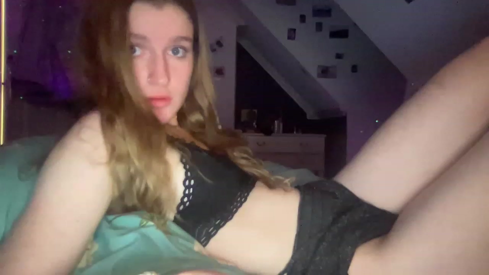 Gallery image thumbnail from FrecklyTaylor's myfreecams stream on, 12/07/2022, 16:23 image 19 of 20