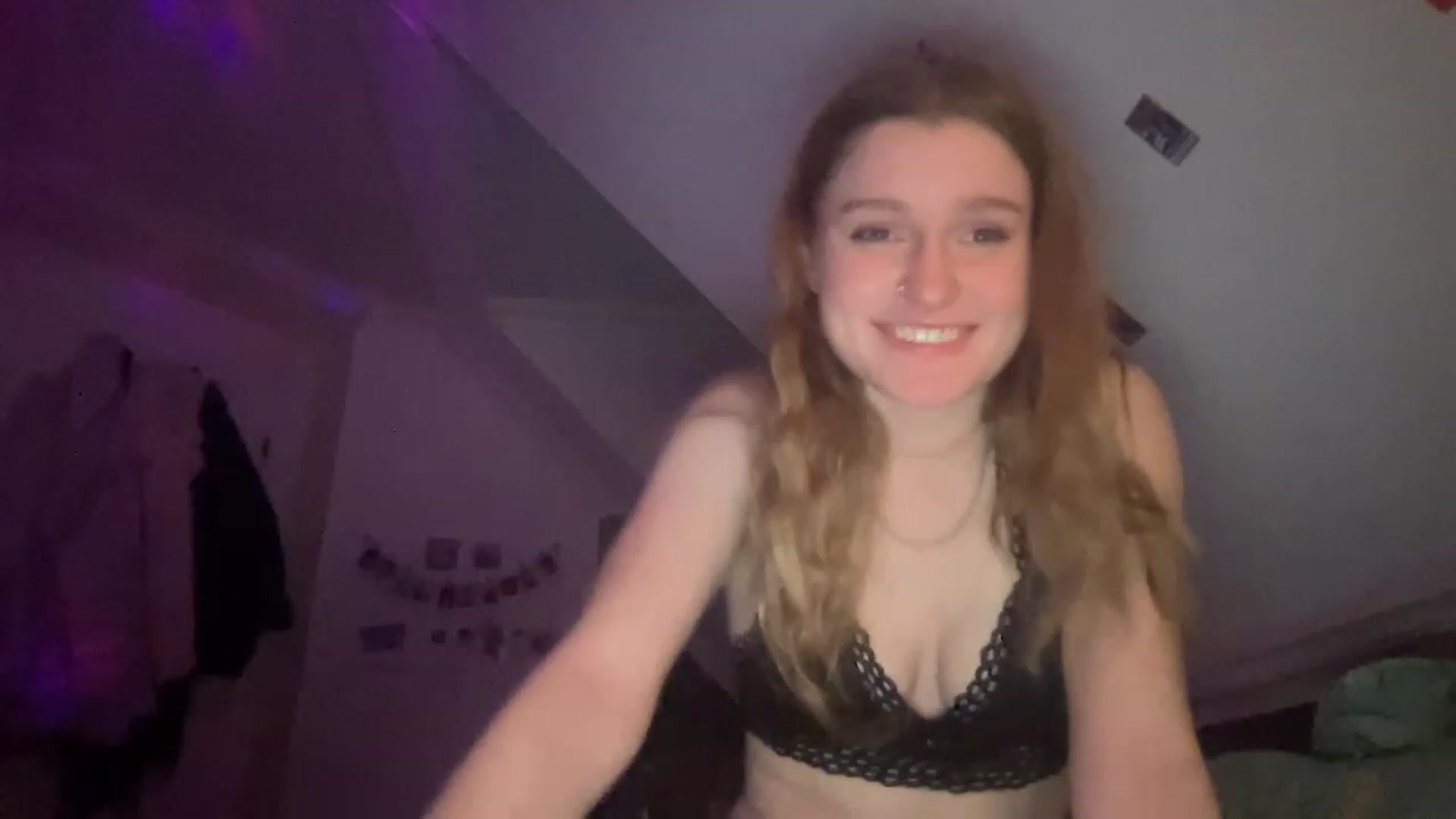 Gallery image thumbnail from FrecklyTaylor's myfreecams stream on, 12/07/2022, 16:23 image 16 of 20