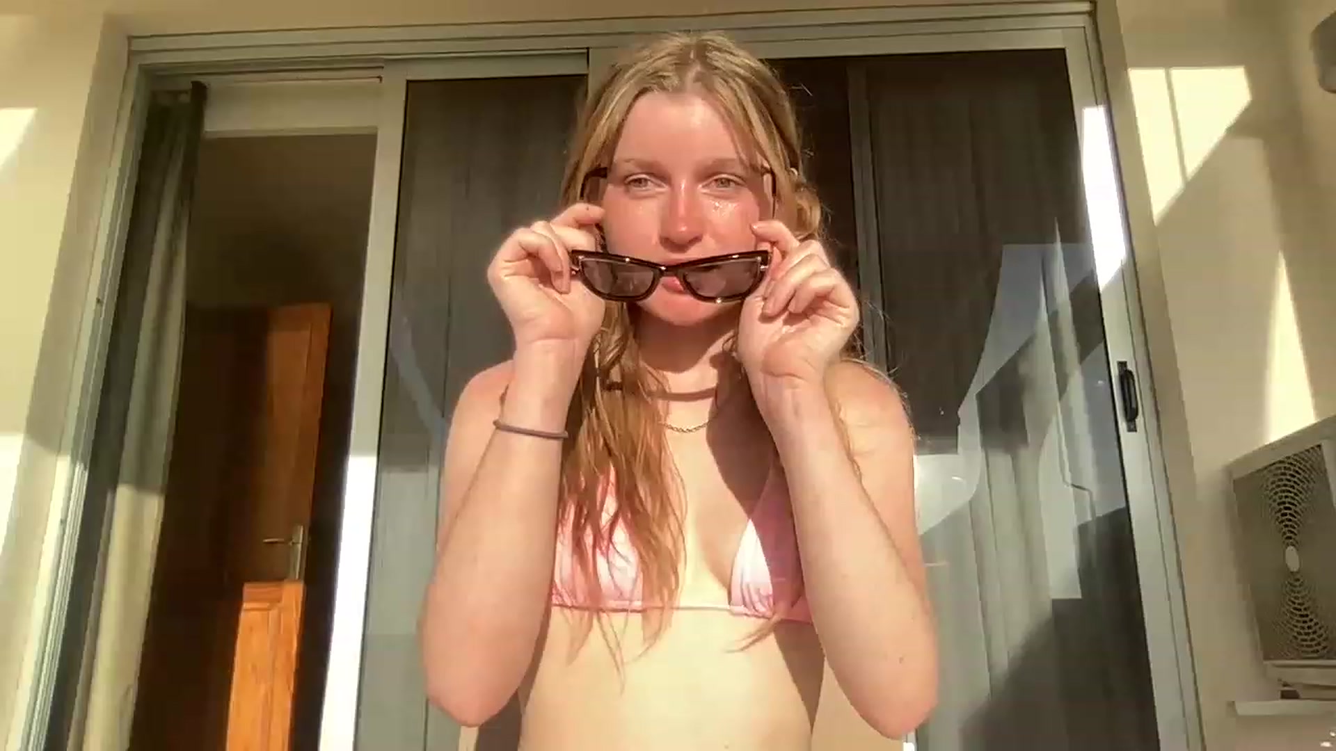 Gallery image thumbnail from FrecklyTaylor's myfreecams stream on, 03/02/2023, 18:46 image 4 of 20