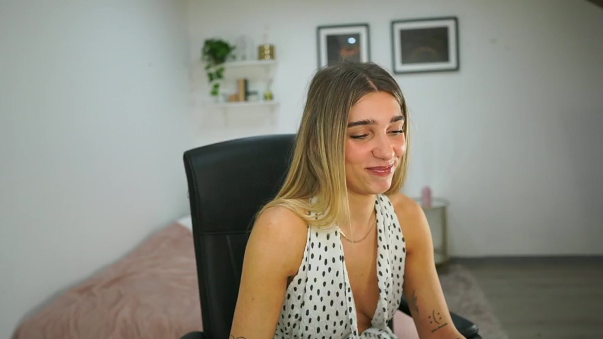 Gallery image thumbnail from French_love21's myfreecams stream on, 07/15/2025, 09:58 image 6 of 20