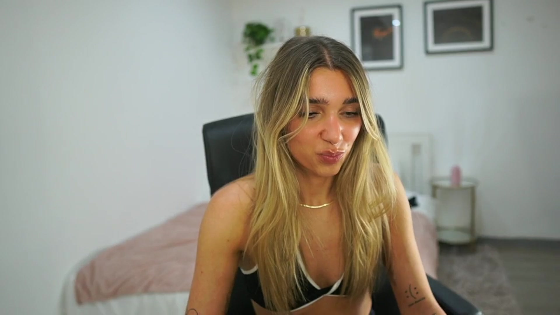 Gallery image thumbnail from French_love21's myfreecams stream on, 07/16/2025, 13:06 image 16 of 20
