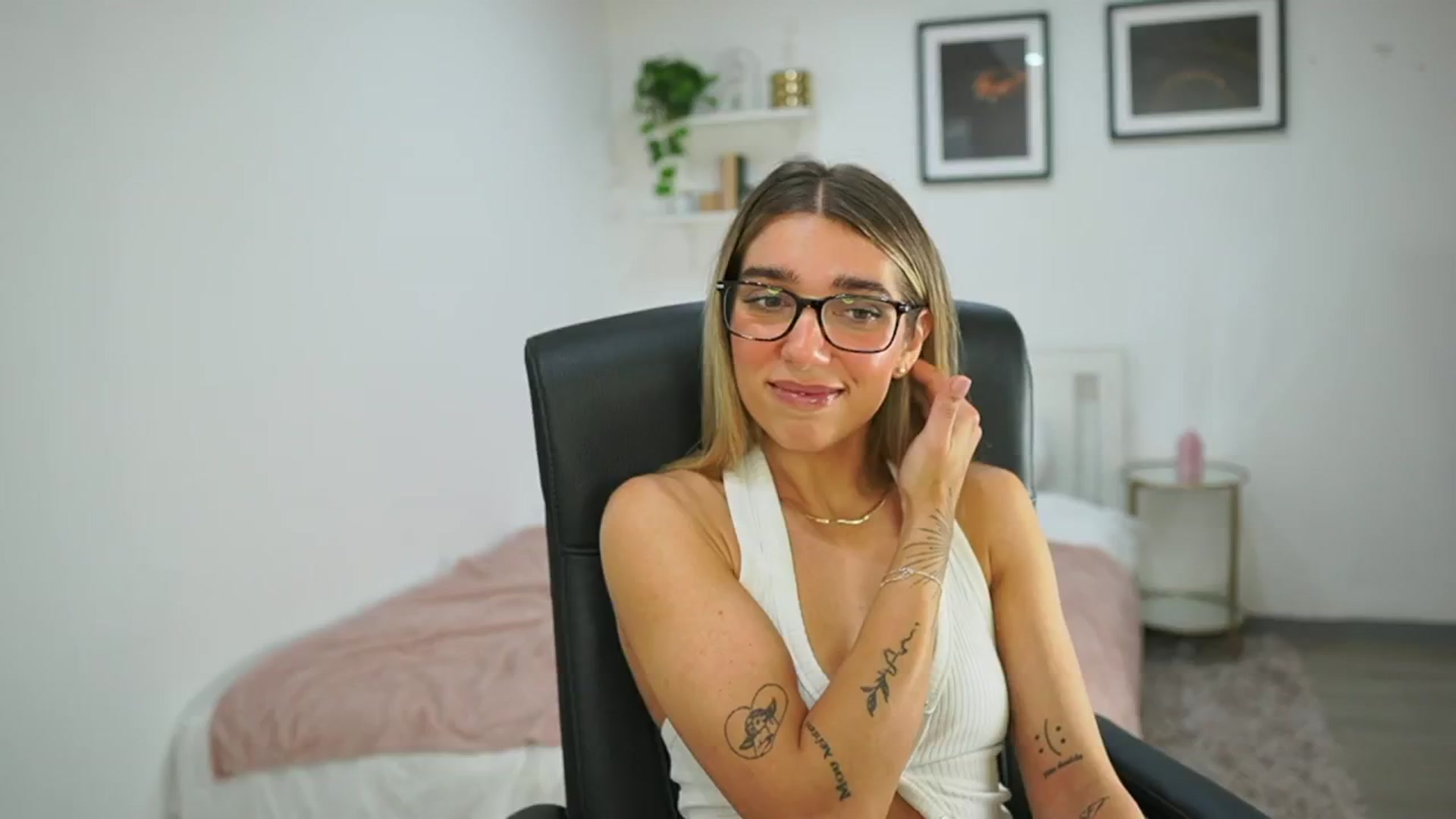 Gallery image thumbnail from French_love21's myfreecams stream on, 07/17/2025, 11:02 image 6 of 20