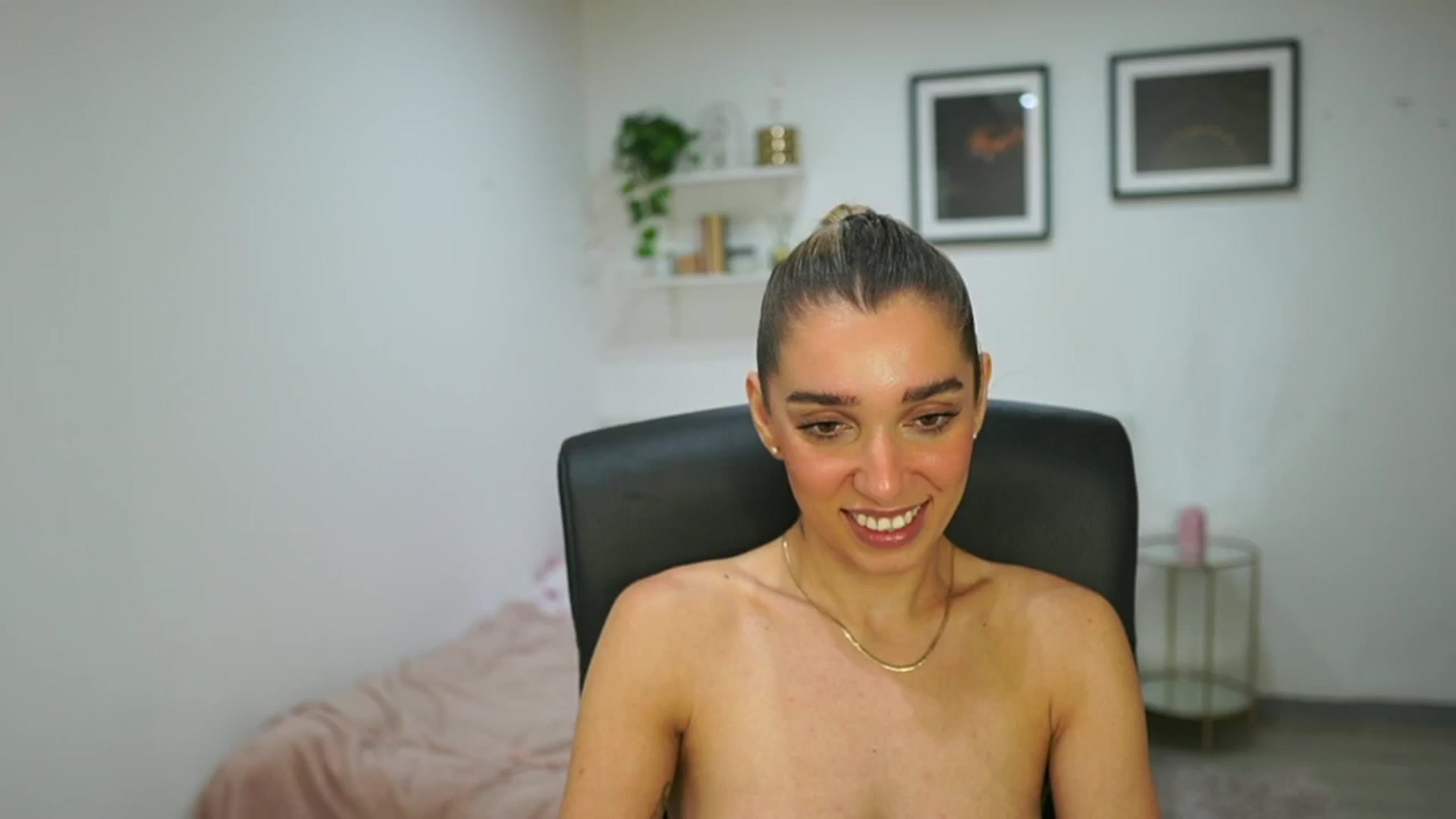 Gallery image thumbnail from French_love21's myfreecams stream on, 07/28/2025, 11:43 image 10 of 20
