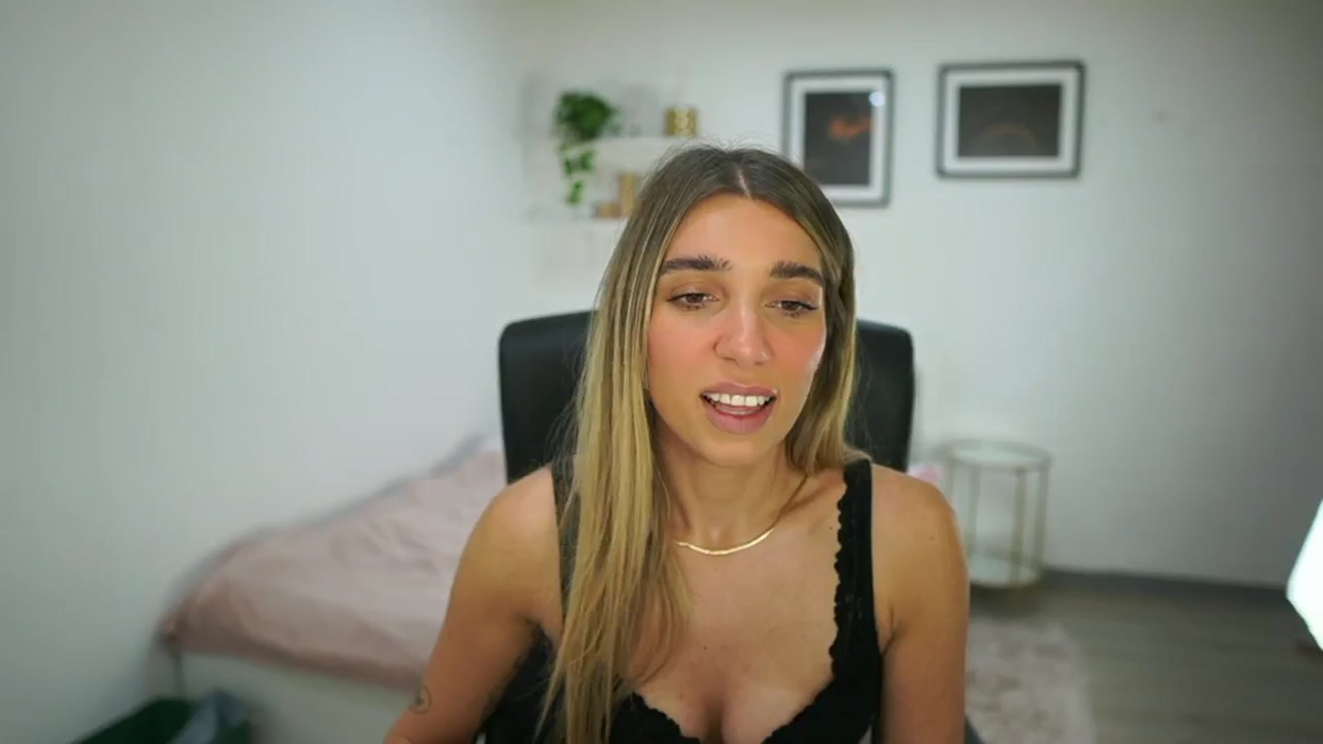 Gallery image thumbnail from French_love21's myfreecams stream on, 07/31/2025, 11:36 image 19 of 20