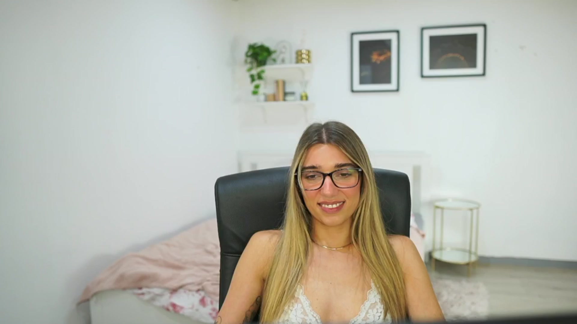 Gallery image thumbnail from French_love21's myfreecams stream on, 08/06/2025, 12:21 image 12 of 20